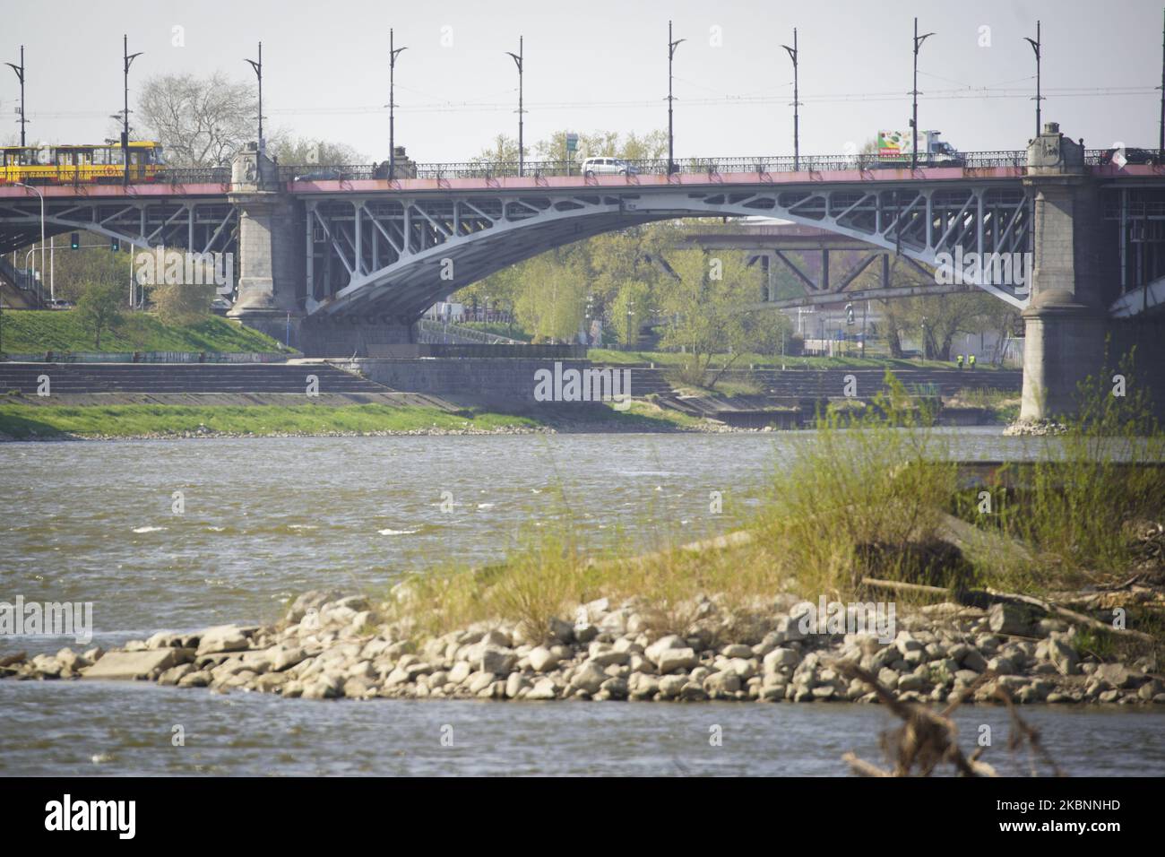 Il fiume Vistola, al suo livello più basso negli anni, si trova a Varsavia, Polonia, il 16 aprile 2020. La Polonia sta attualmente subendo la peggiore siccità degli ultimi 30 anni. (Foto di Jaap Arriens/NurPhoto) Foto Stock