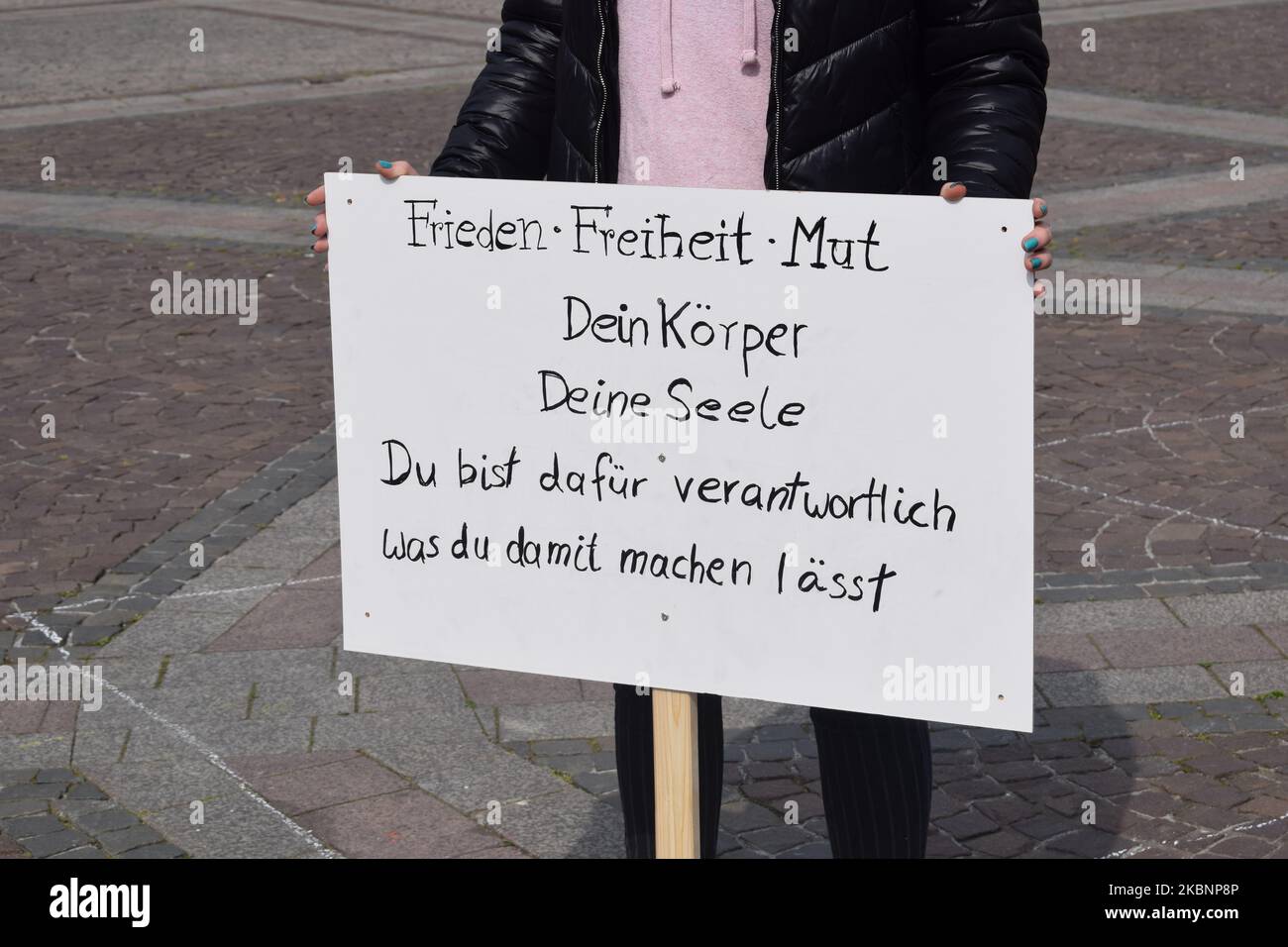 Il 9 maggio, circa 100 persone hanno manifestato a Dortmund, in Germania, contro le restrizioni ai diritti fondamentali come parte delle misure del governo in materia di coronavirus. Tra i manifestanti vi erano diversi neo-nazisti. Un cameraman di ''Westdeutscher Rundfunk'' è stato attaccato. Il trasgressore è stato arrestato (Foto di Finn Grohmann/NurPhoto) Foto Stock