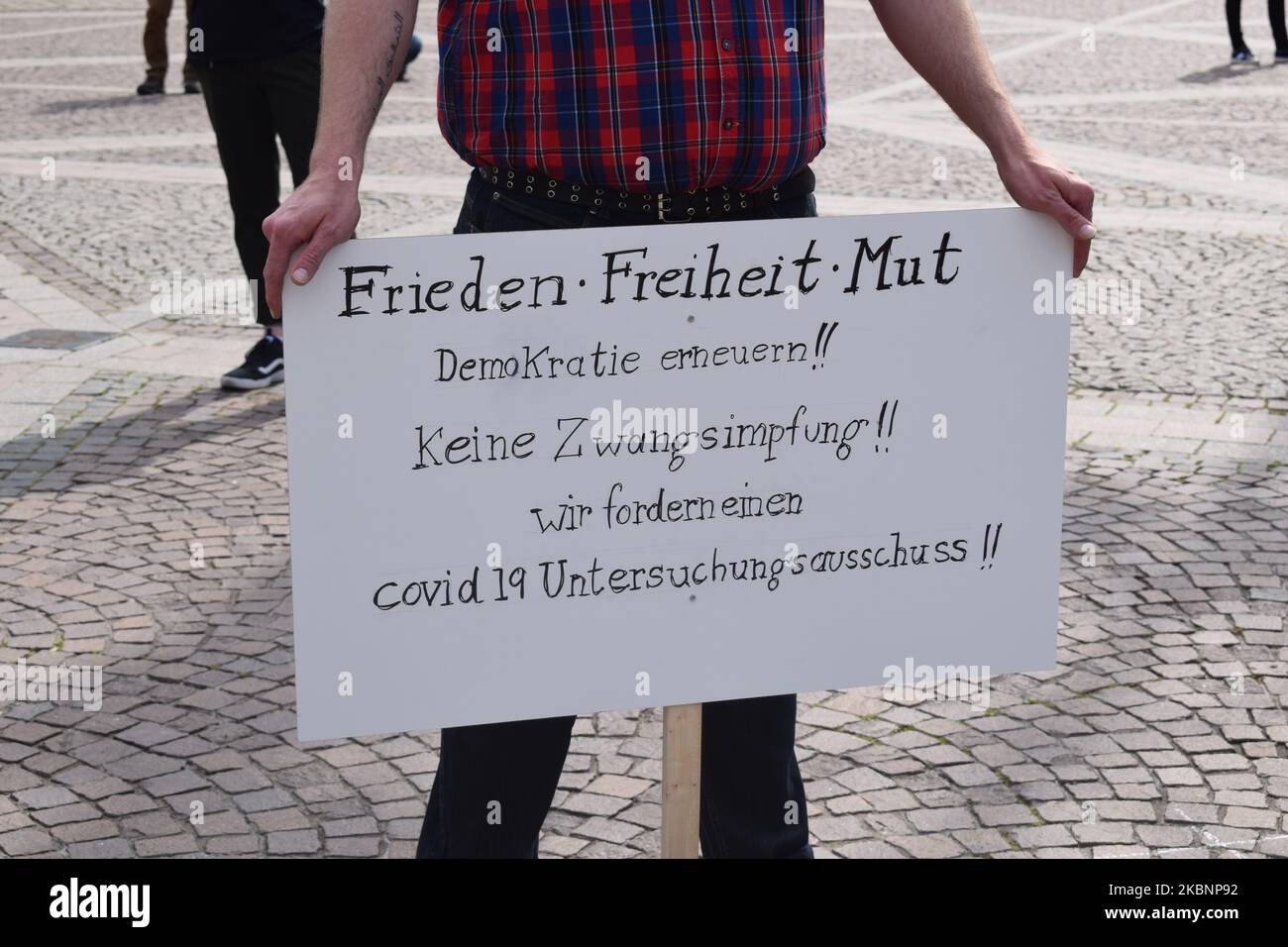 Il 9 maggio, circa 100 persone hanno manifestato a Dortmund, in Germania, contro le restrizioni ai diritti fondamentali come parte delle misure del governo in materia di coronavirus. Tra i manifestanti vi erano diversi neo-nazisti. Un cameraman di ''Westdeutscher Rundfunk'' è stato attaccato. Il trasgressore è stato arrestato (Foto di Finn Grohmann/NurPhoto) Foto Stock