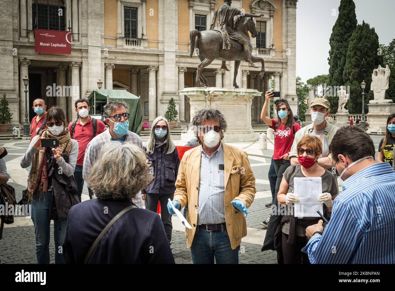 La gente partecipa ad una manifestazione organizzata dal movimento rete dei pari Numeri al di fuori del comune di Roma, Italia, il 13 maggio 2020 chiedendo aiuto economico durante la seconda fase dell'emergenza di Coronavirus. (Foto di Andrea Ronchini/NurPhoto) Foto Stock