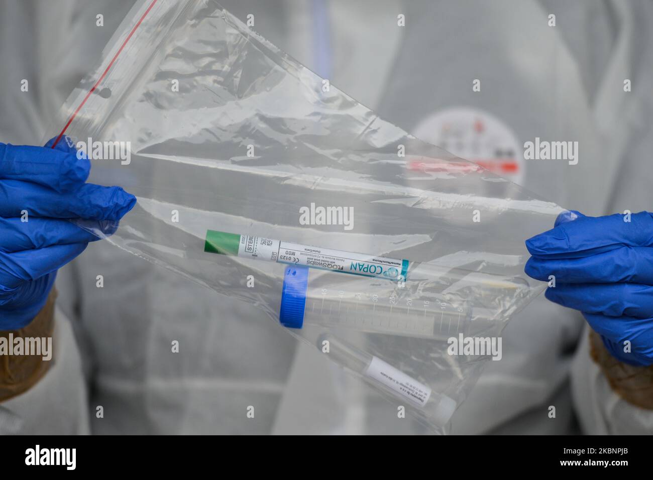 Il dipendente dei Laboratori medici di diagnostica si prepara ad eseguire un tampone per prelevare un campione per l'analisi del coronavirus presso il centro di test drive-thru Tauron Arena di Cracovia. A partire dal 18th maggio, si svolgerà la terza fase di scongelamento dell'economia e di allentamento delle restrizioni, che includerà l'apertura di saloni di bellezza, ristoranti, bar e caffetterie. Dopo il record di ieri di 595 nuovi casi, il Ministero della Salute ha riferito oggi 283 nuovi casi e 22 morti, aumentando il numero totale a 17.204 persone infette, 861 morti e 6.410 guariti. Mercoledì 13 maggio 2020 a Cracovia, Polonia. (Foto di Artur Widak/N Foto Stock