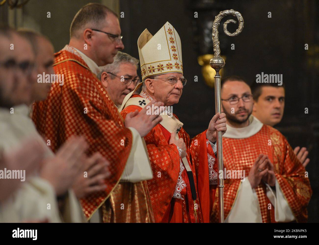 Arcivescovo di Cracovia, Marek Jedraszewski (C), visto durante una messa a San Michele Arcangelo e San Stanislao Vescovo e Basilica Martire, conosciuta anche come Skalka, a Cracovia. L Arcivescovo Jedraszewski si è Unito questa sera ai Padri Paolini per adorare le reliquie di San Stanislao e rivelare a Dio le intenzioni dei fedeli dell intera Arcidiocesi. Mercoledì 13 maggio 2020 a Cracovia, Polonia. (Foto di Artur Widak/NurPhoto) Foto Stock