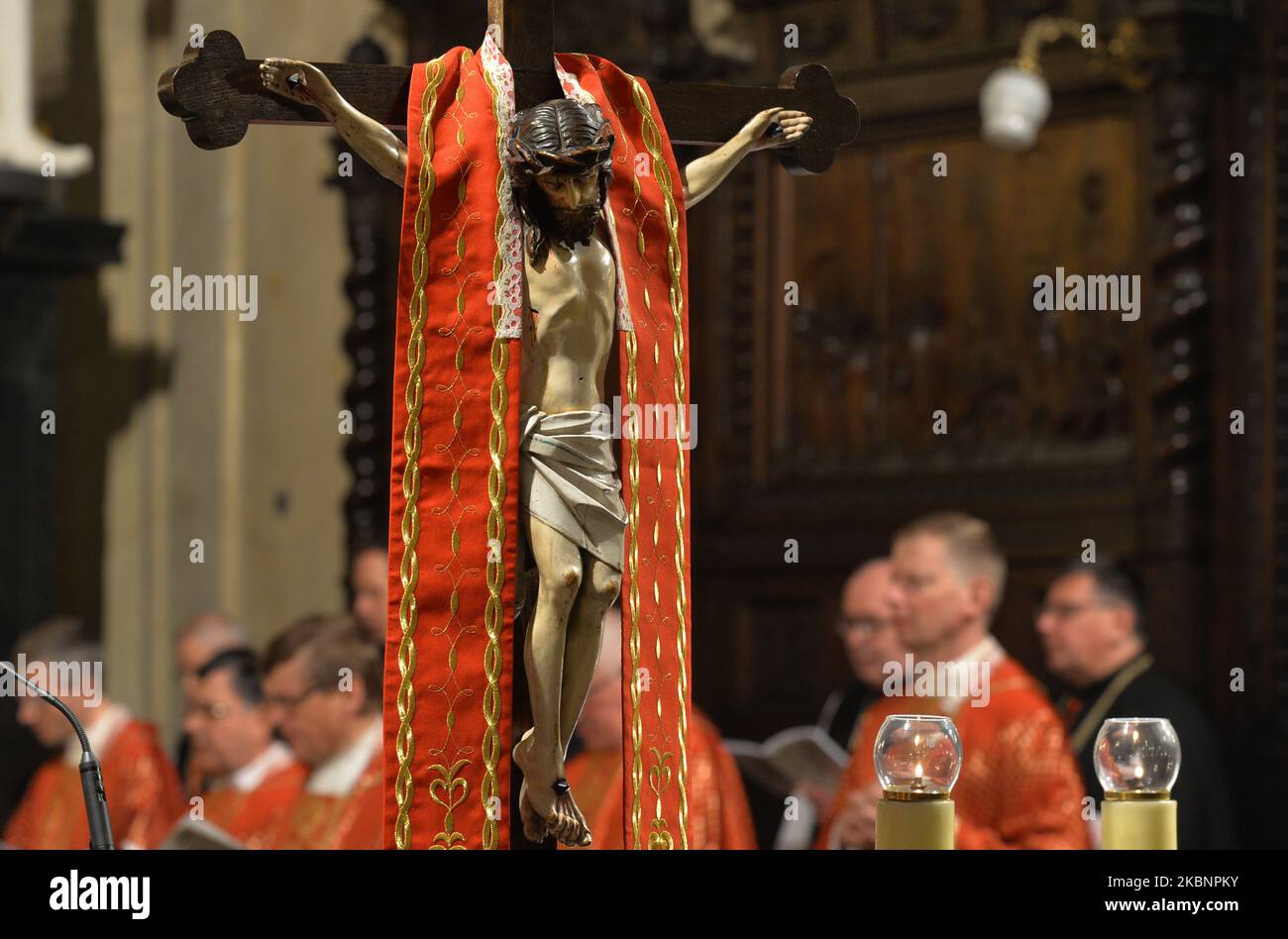 Marek Jedraszewski, Arcivescovo di Cracovia, conduce una messa a San Michele Arcangelo e a San Stanislao, Vescovo e Basilica Martire, conosciuta anche come Skalka, a Cracovia. L Arcivescovo Jedraszewski si è Unito questa sera ai Padri Paolini per adorare le reliquie di San Stanislao e rivelare a Dio le intenzioni dei fedeli dell intera Arcidiocesi. Mercoledì 13 maggio 2020 a Cracovia, Polonia. (Foto di Artur Widak/NurPhoto) Foto Stock