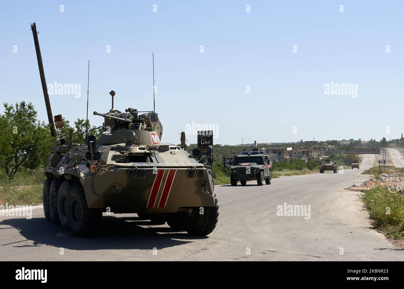 Un portatore di personale armato militare russo (APC) guida come parte di una pattuglia militare turca-russa comune lungo l'autostrada M4 vicino Ariha nella provincia di Idalib nordoccidentale controllata dalla jihadista in Siria il 14 maggio 2020. (Foto di Karam Almasri/NurPhoto) Foto Stock