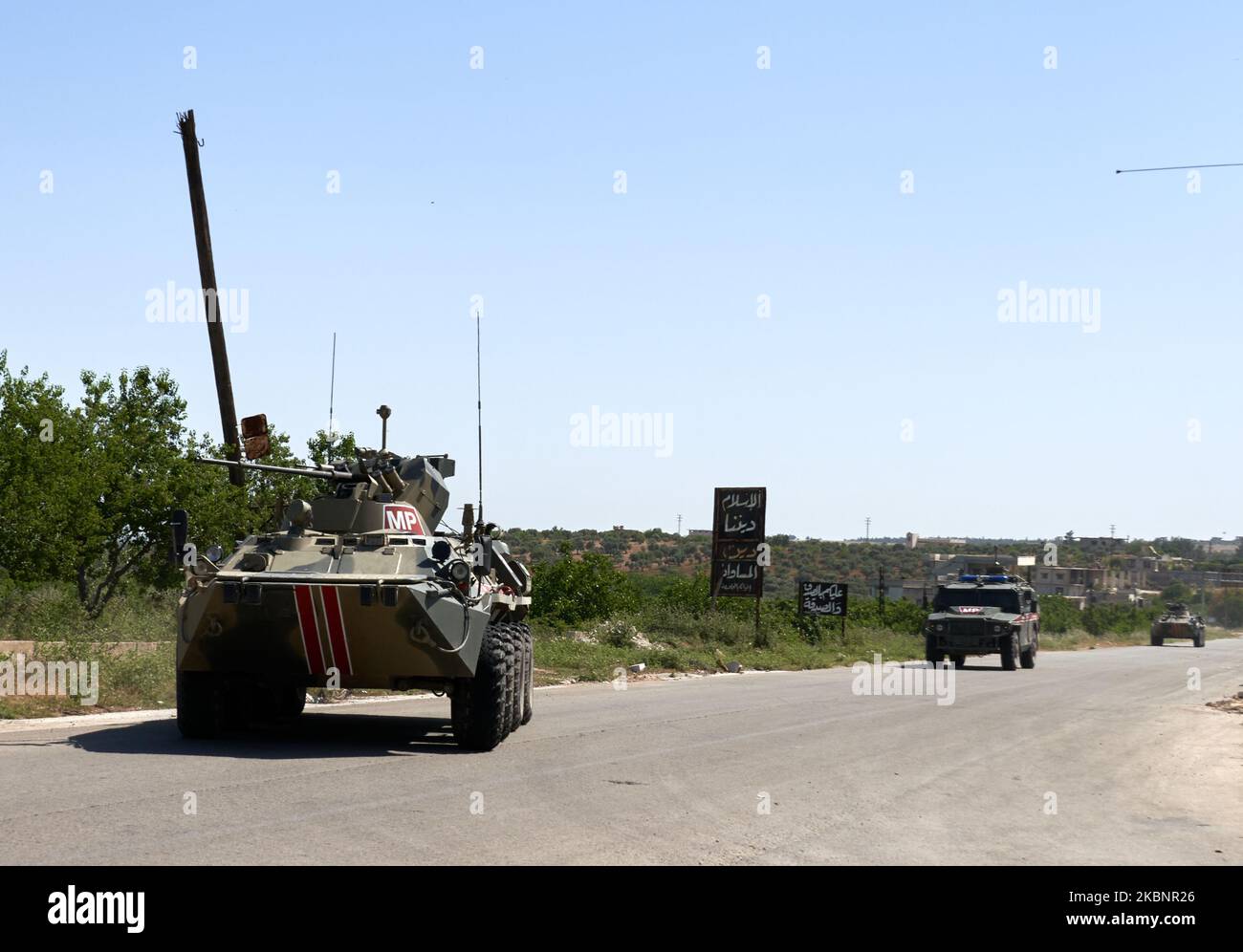 Un portatore di personale armato militare russo (APC) guida come parte di una pattuglia militare turca-russa comune lungo l'autostrada M4 vicino Ariha nella provincia di Idalib nordoccidentale controllata dalla jihadista in Siria il 14 maggio 2020. (Foto di Karam Almasri/NurPhoto) Foto Stock