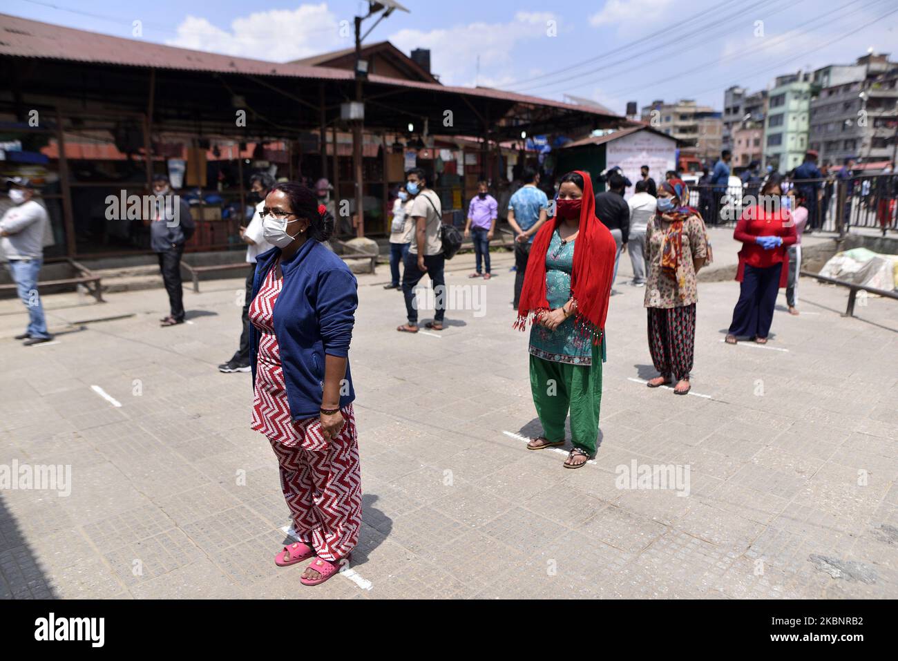 Le persone nepalesi che lavorano nel mercato della frutta e verdura di Kalimati per testare la reazione a catena della polimerasi del coronavirus (PCR) nel mercato della frutta e verdura di Kalimati, Kathmandu, Nepal giovedì 14 maggio 2020. (Foto di Narayan Maharjan/NurPhoto) Foto Stock