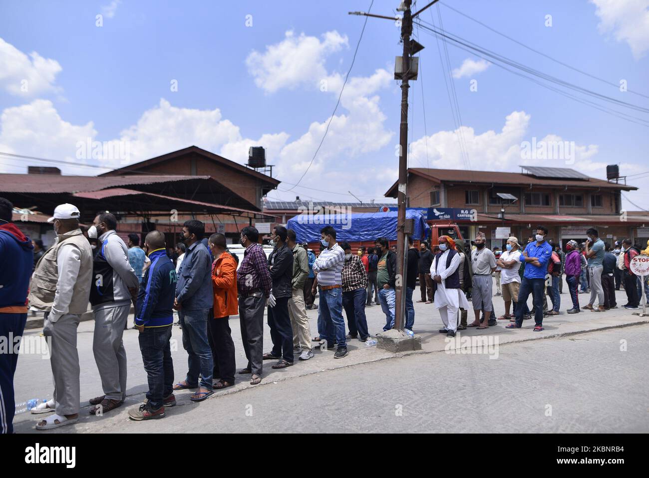 Le persone nepalesi che lavorano nel mercato della frutta e verdura di Kalimati per testare la reazione a catena della polimerasi del coronavirus (PCR) nel mercato della frutta e verdura di Kalimati, Kathmandu, Nepal giovedì 14 maggio 2020. (Foto di Narayan Maharjan/NurPhoto) Foto Stock