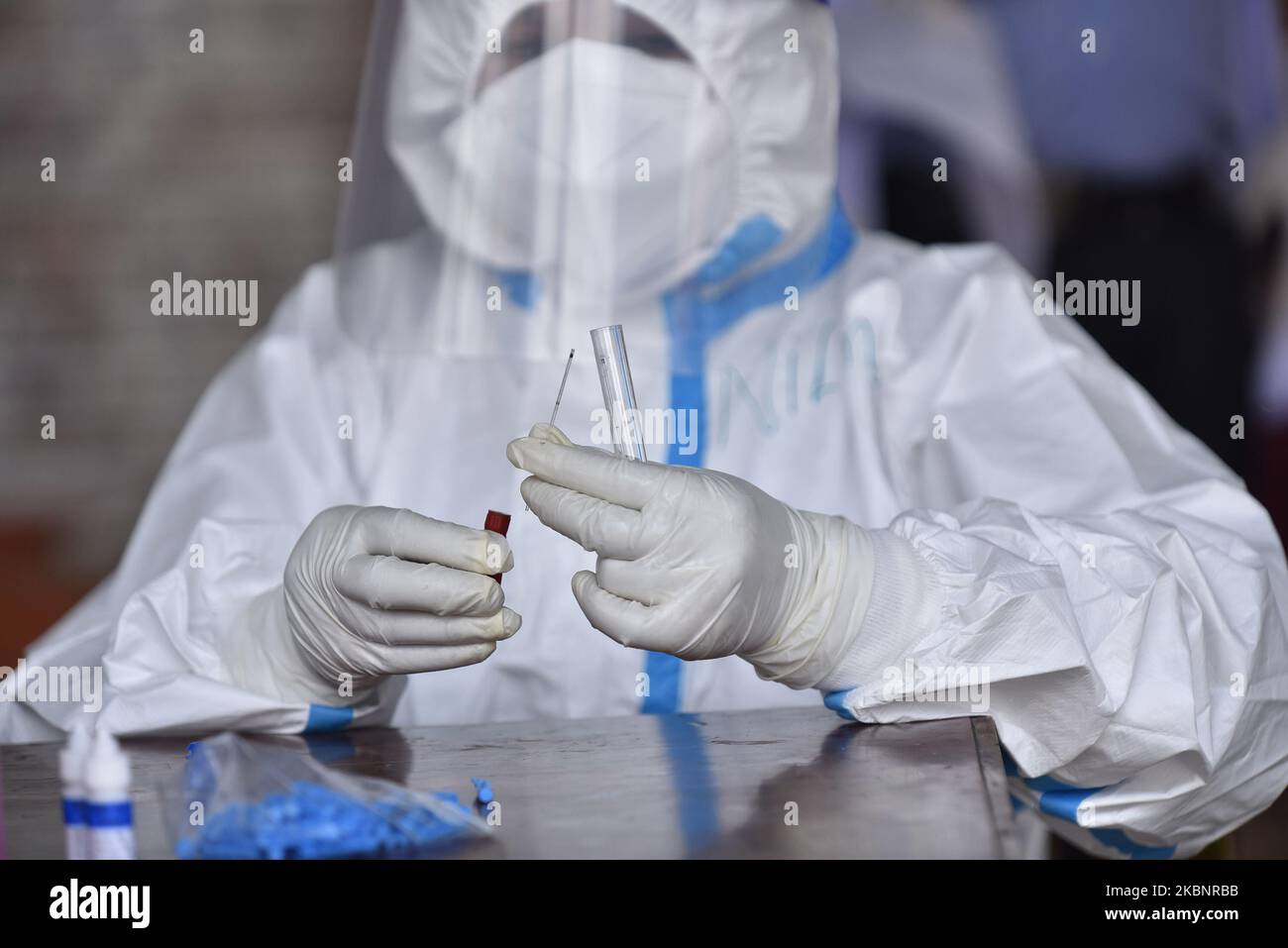 Un personale sanitario nepalese che organizza un kit di test diagnostici rapidi (RDT) per il test delle persone nepalesi che lavorano nel mercato delle verdure nel mercato delle frutta e delle verdure di Kalimati, Kathmandu, Nepal giovedì 14 maggio 2020. (Foto di Narayan Maharjan/NurPhoto) Foto Stock