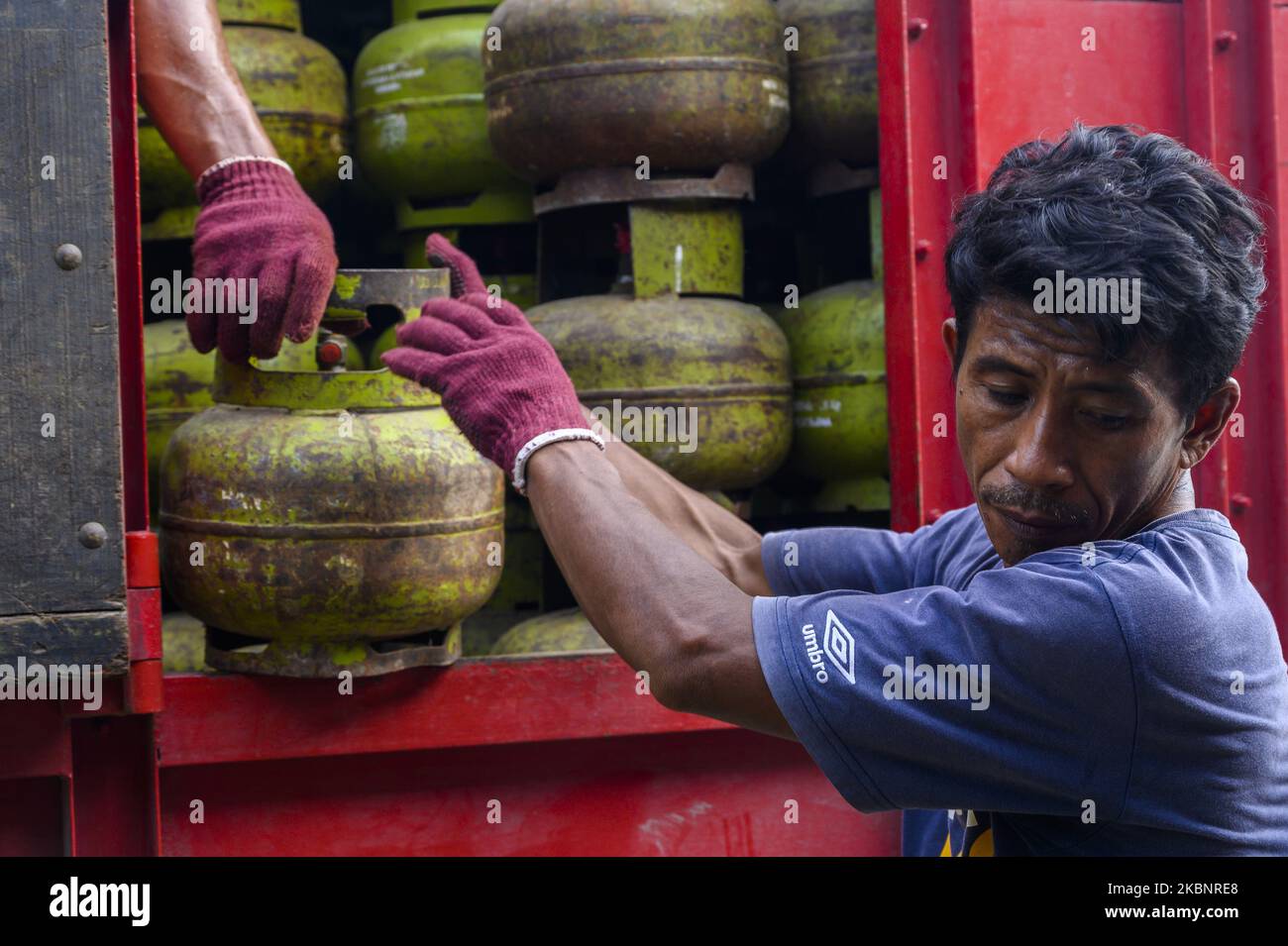 I lavoratori scaricano il GPL (gas di petrolio liquefatto) sovvenzionato dai camion quando viene distribuito a una base a Palu, nella provincia centrale di Sulawesi, Indonesia il 14 maggio 2020. Il governo attraverso la Pertamina garantisce la disponibilità di GPL sovvenzionato come combustibile da cucina per le famiglie sia nella situazione pandemica COVID-19. Il governo indonesiano fornisce sussidi ai poveri per 3 kg di GPL fino a 42,47 trilioni di IDR nel 2020. (Foto di Basri Marzuki/NurPhoto) Foto Stock