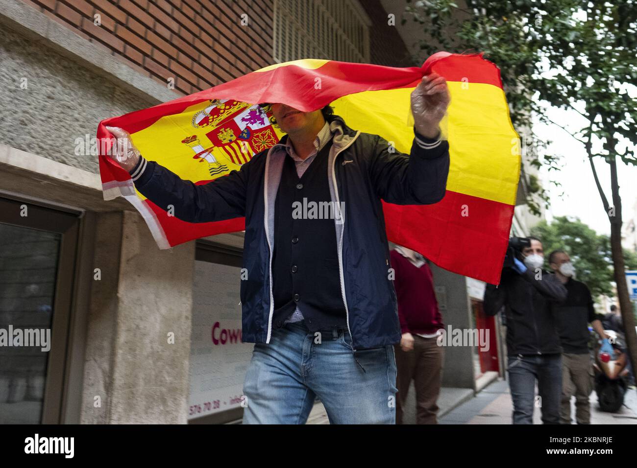 Gruppi di persone partecipano con bandiere spagnole, chiedendo le dimissioni del governo e contro la gestione del governo della crisi del coronavirus durante una protesta da parte di residenti del quartiere di Salamanca su Calle Nuñez de Balboa il 14 maggio 2020, a Madrid, Spagna. Alcune parti della Spagna sono entrate nella cosiddetta 'fase uno' transizione dal suo coronavirus blocco, permettendo a molti negozi di riaprire così come ristoranti che servono i clienti all'aperto. Le località più colpite dal coronavirus (Covid-19), come Madrid e Barcellona, rimangono in una quarantena più severa della 'fase 0' (P Foto Stock