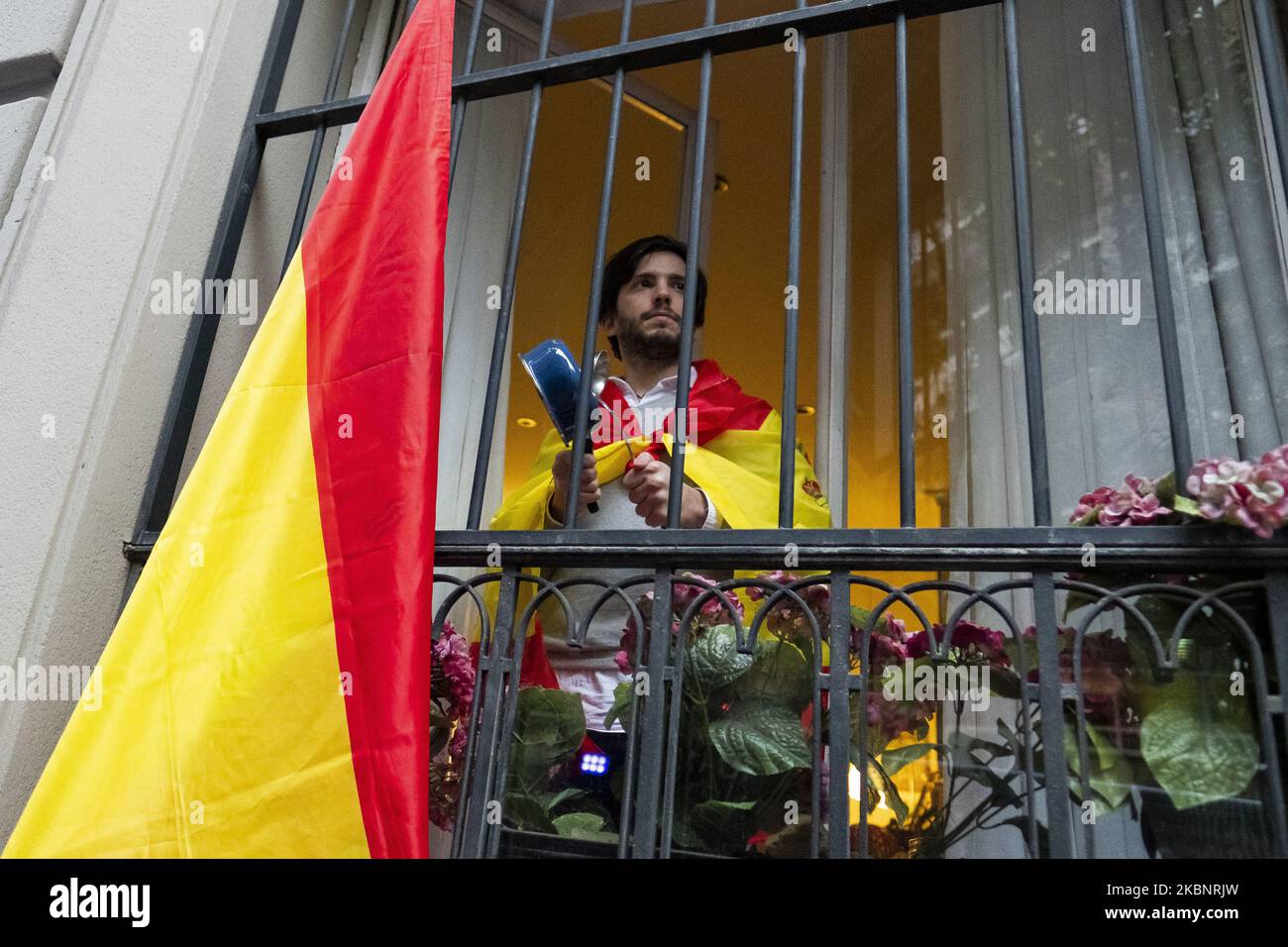 Gruppi di persone partecipano con bandiere spagnole, chiedendo le dimissioni del governo e contro la gestione del governo della crisi del coronavirus durante una protesta da parte di residenti del quartiere di Salamanca su Calle Nuñez de Balboa il 14 maggio 2020, a Madrid, Spagna. Alcune parti della Spagna sono entrate nella cosiddetta 'fase uno' transizione dal suo coronavirus blocco, permettendo a molti negozi di riaprire così come ristoranti che servono i clienti all'aperto. Le località più colpite dal coronavirus (Covid-19), come Madrid e Barcellona, rimangono in una quarantena più severa della 'fase 0' (P Foto Stock