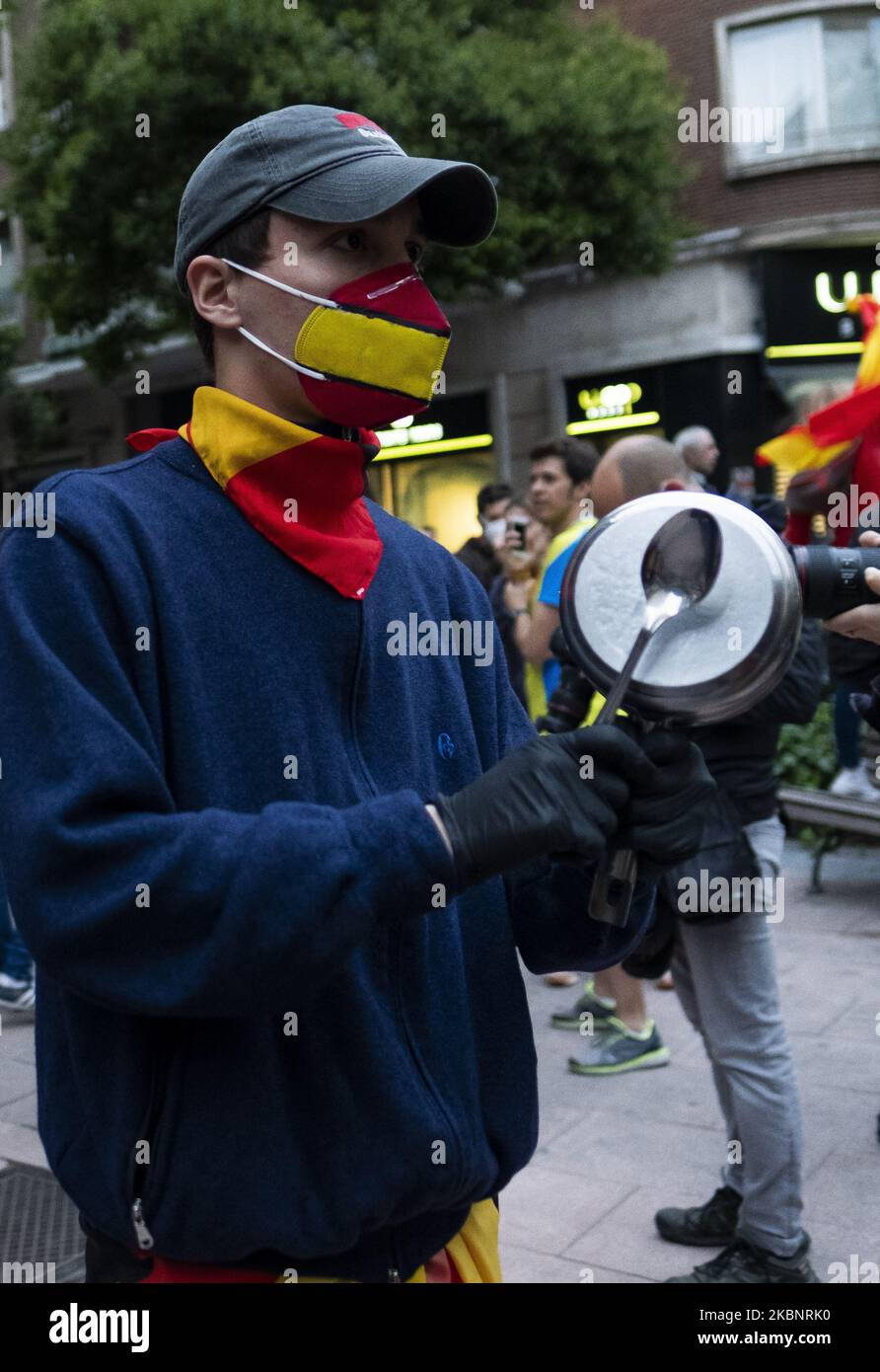 Gruppi di persone partecipano con bandiere spagnole, chiedendo le dimissioni del governo e contro la gestione del governo della crisi del coronavirus durante una protesta da parte di residenti del quartiere di Salamanca su Calle Nuñez de Balboa il 14 maggio 2020, a Madrid, Spagna. Alcune parti della Spagna sono entrate nella cosiddetta 'fase uno' transizione dal suo coronavirus blocco, permettendo a molti negozi di riaprire così come ristoranti che servono i clienti all'aperto. Le località più colpite dal coronavirus (Covid-19), come Madrid e Barcellona, rimangono in una quarantena più severa della 'fase 0' (P Foto Stock