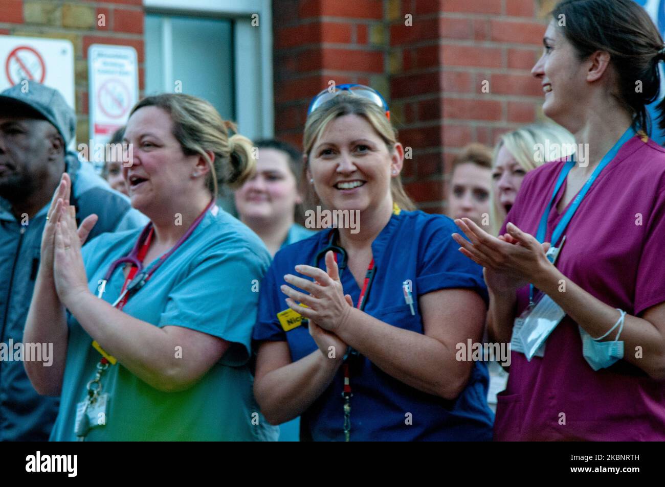 Clap per i nostri carers e lavoratori chiave al Lewisham Hospital, a Londra, il 14 maggio 2020. Il personale della NHS Healthcare si riunirà per applaudire i nostri caregivers mentre continuano ad essere in prima linea nella battaglia contro Coronavirus (Foto di Robin Pope/NurPhoto) Foto Stock