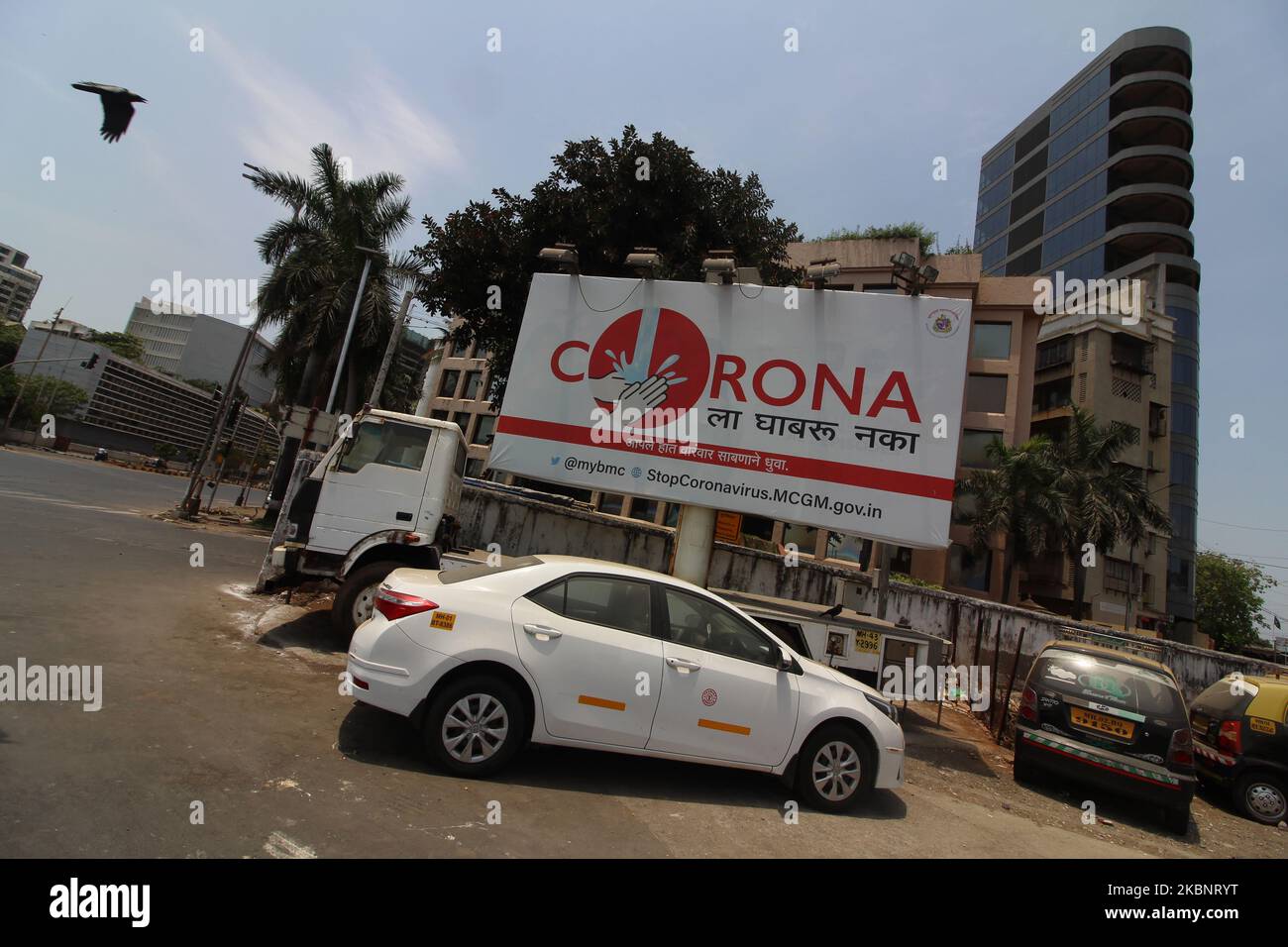 Un uccello vola oltre un messaggio su un cartellone a Mumbai, India, il 15 maggio 2020. L'India continua a bloccarsi a livello nazionale per controllare la diffusione della pandemia di Coronavirus (COVID-19). (Foto di Himanshu Bhatt/NurPhoto) Foto Stock