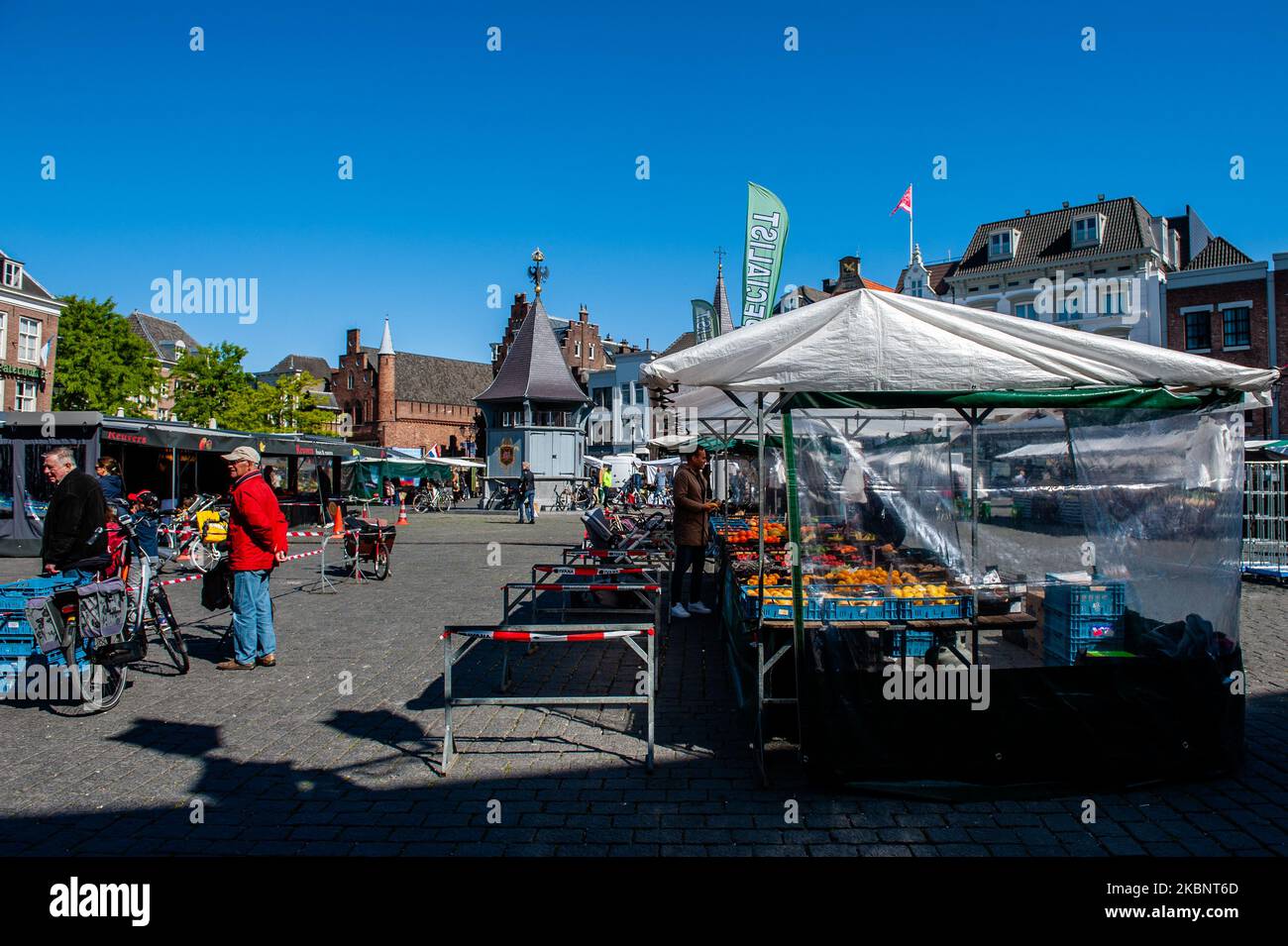 La gente sta facendo acquisti sul mercato rispettando i segni di distanza, durante la situazione di Corona a Den Bosch, nei Paesi Bassi, il 15th maggio 2020. (Foto di Romy Arroyo Fernandez/NurPhoto) Foto Stock