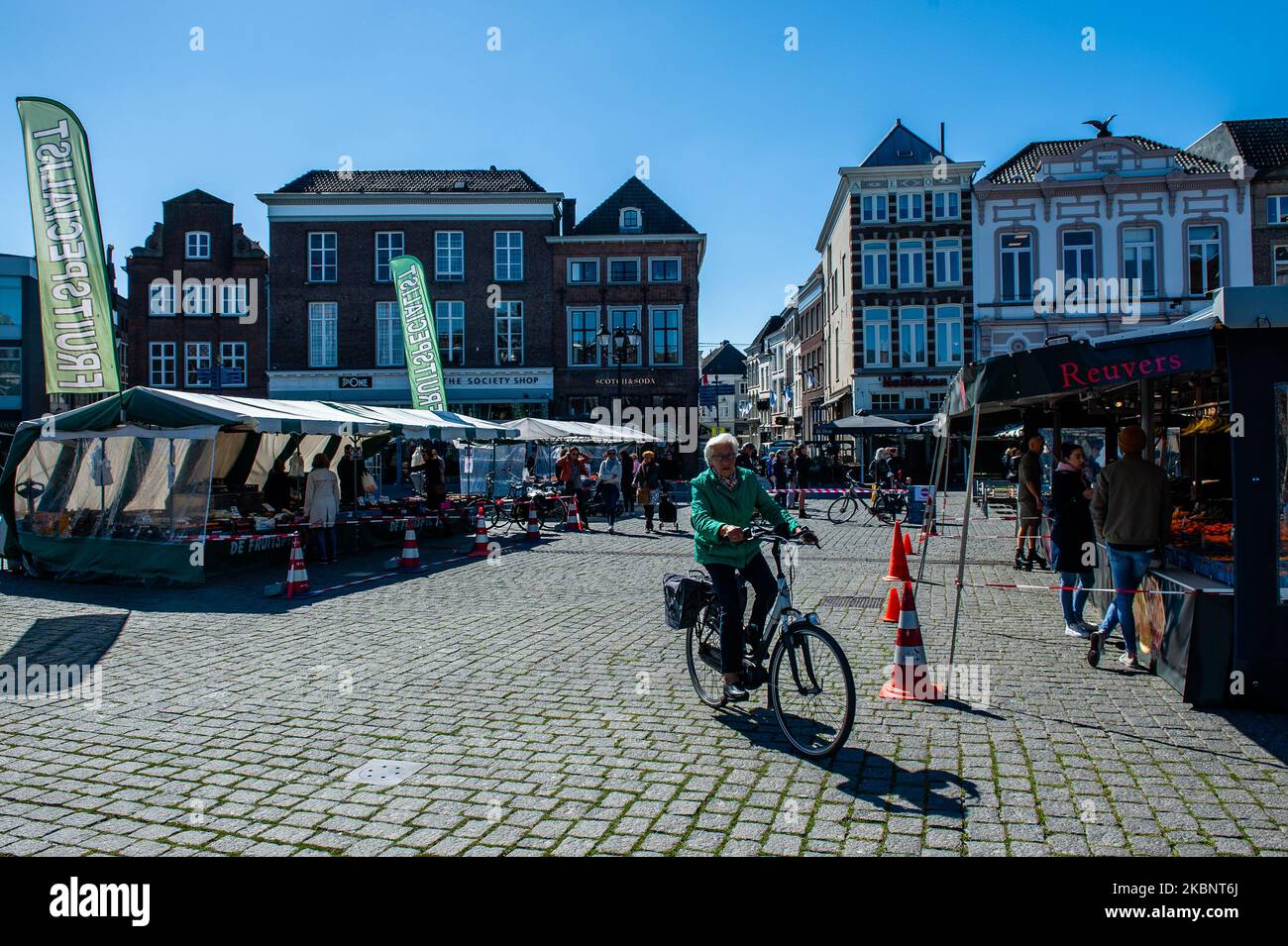 La gente sta facendo acquisti sul mercato rispettando i segni di distanza, durante la situazione di Corona a Den Bosch, nei Paesi Bassi, il 15th maggio 2020. (Foto di Romy Arroyo Fernandez/NurPhoto) Foto Stock