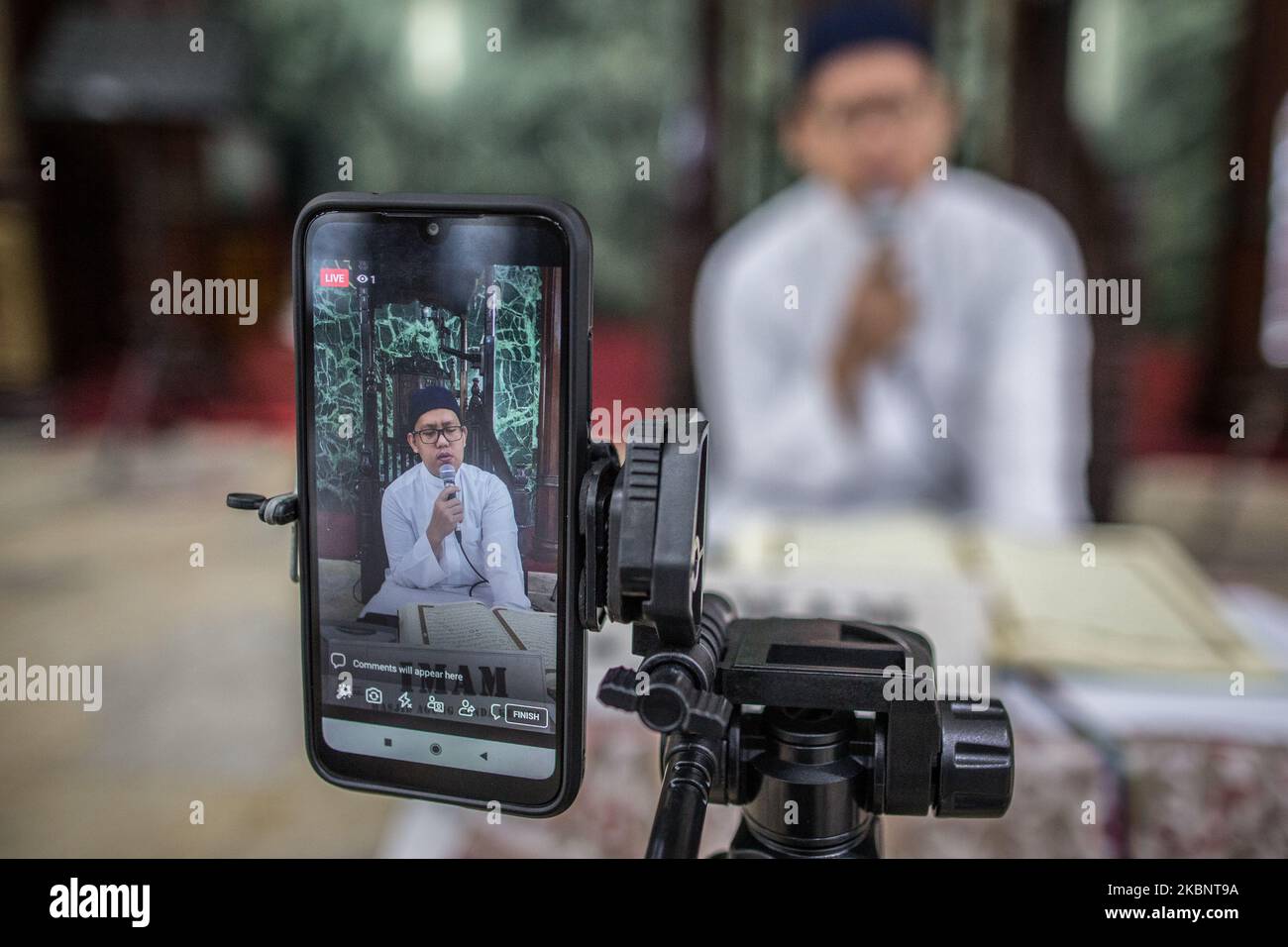 Imam della Moschea Sunda Kelapa ha letto il Corano in diretta sui social media di Giacarta il 15 maggio 2020. Le attività di culto in diverse grandi moschee a Giacarta durante il mese santo del Ramadan sono abolite, ma ancora in onda pregare on-line per prevenire la diffusione del Coronavirus (COVID-19). L'Indonesia sta lottando per contenere centinaia di nuovi casi quotidiani di coronavirus, i funzionari hanno finora confermato più di 16.000 casi di COVID-19 nel paese con almeno 1.000 decessi registrati. (Foto di Afriadi Hikmal/NurPhoto) Foto Stock