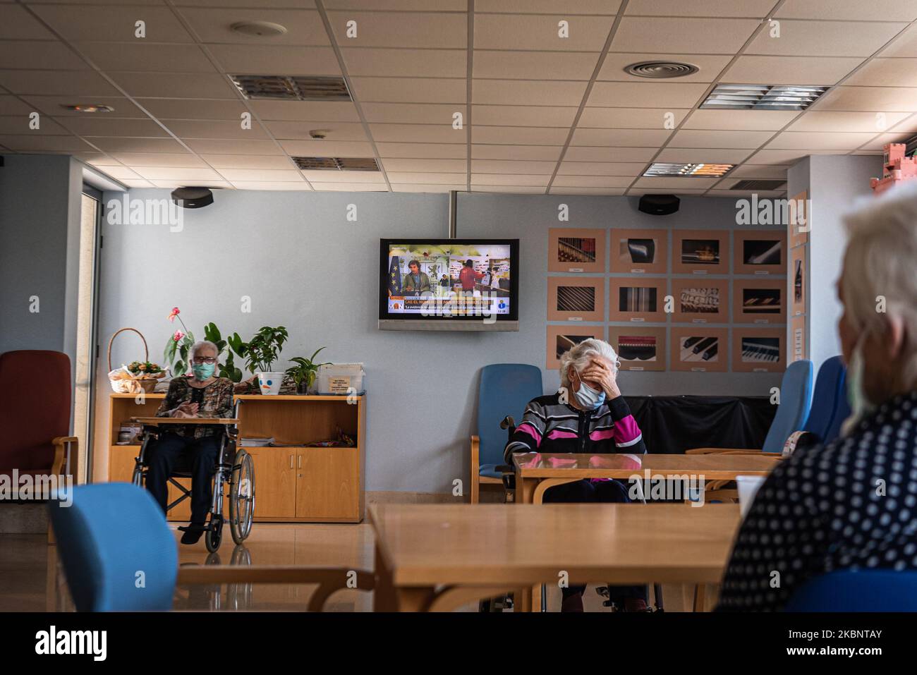 Un gruppo di pazienti che allattano a casa stanno seduto nel soggiorno e guardando le notizie durante il momento in cui il governo sta facendo il rapporto quotidiano di Covid-19, a Palamos, Spagna, il 15 maggio 2020 durante l'emergenza coronavirus. (Foto di Adrià salido Zarco/NurPhoto) Foto Stock