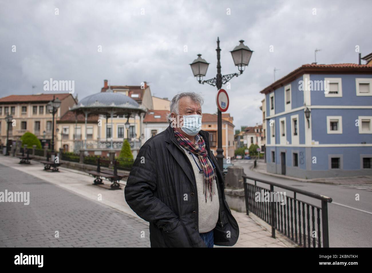 Miguel ngel Fuente Calleja, cronista ufficiale di Nore a, esce per la sua camminata quotidiana alla ricerca di informazioni e per salutare i suoi vicini da lontano. È responsabile della documentazione della vita durante la crisi sanitaria del coronavirus, a Norena, Spagna, il 15 maggio 2020. (Foto di Alvaro Fuente/NurPhoto) Foto Stock