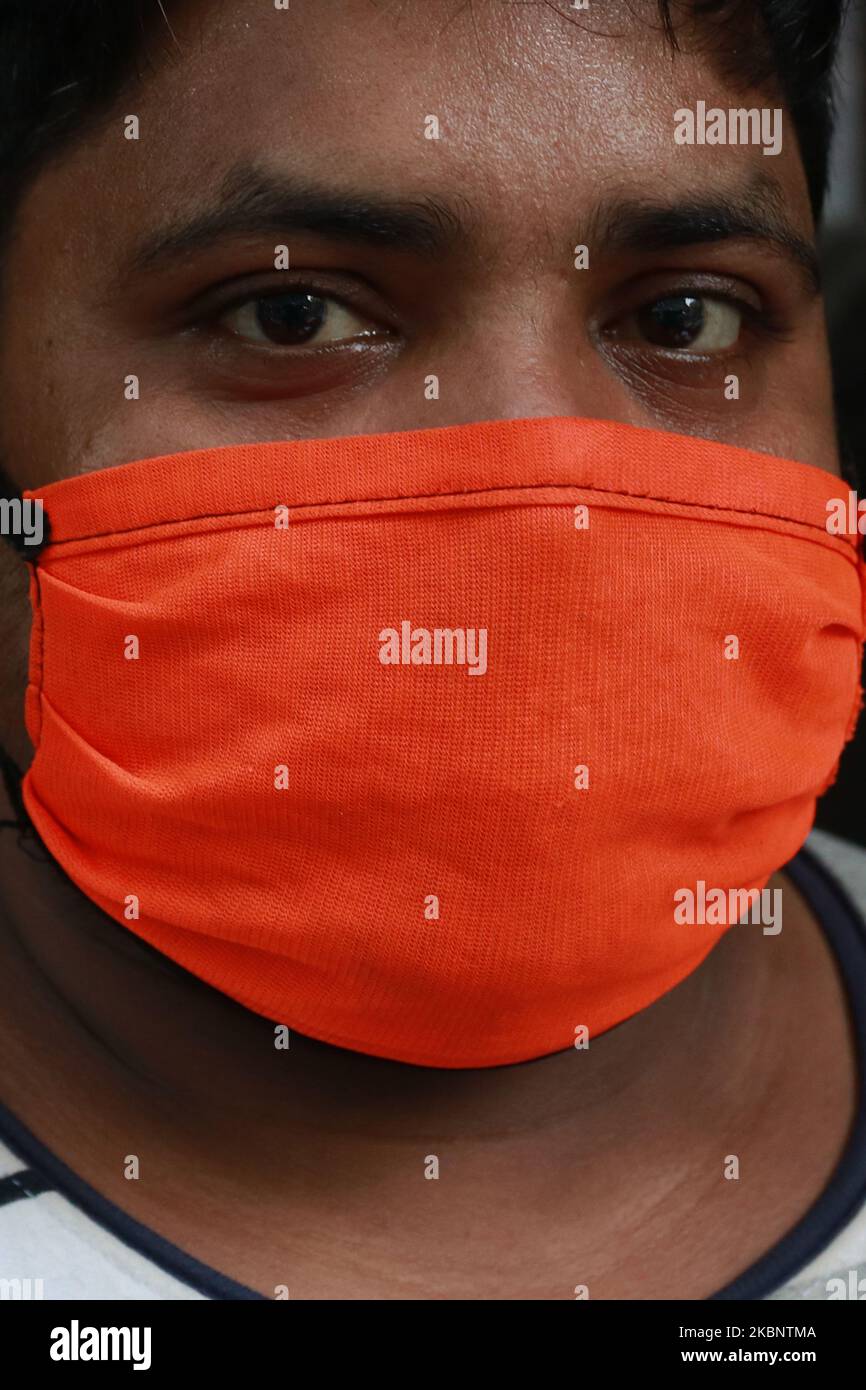 SK Zasimudding età 34 anni una professione Street Hawkers il 15,2020 maggio a Kolkata, India. Il ministro delle finanze indiano Nirmala Sitharaman Giovedi ha annunciato che avrebbe fornito un prestito di capitale di lavoro di RS 10.000 ciascuno a 50 fornitori di strada lakh che sono stati colpiti duramente dalla pandemia di Covid-19.The blocco che ha iniziato il 25 marzo ha inviato un esodo di lavoratori dal suo enorme settore informale in fuga dalle città alle loro case ancestrali in campagna. Secondo gli economisti, questa settimana la disoccupazione ha raggiunto il 24,7%. (Foto di Debajyoti Chakraborty/NurPhoto) Foto Stock