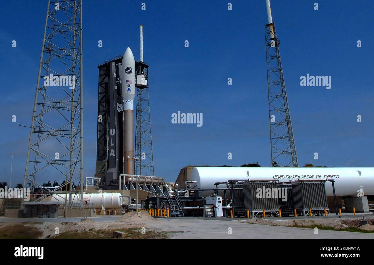 Un razzo Atlas V United Launch Alliance che porta il X-37B Orbital Test Vehicle (OTV-6) è pronto il 15 maggio 2020 per un lancio previsto domani presso la Cape Canaveral Air Force Station di Cape Canaveral, Florida. La missione USSF-7 per la forza spaziale statunitense sarà il sesto volo dell'aereo spaziale OTV-6, una navicella spaziale senza equipaggio che assomiglia a una versione in miniatura della navetta spaziale ritirata della NASA. (Foto di Paul Hennessy/NurPhoto) Foto Stock