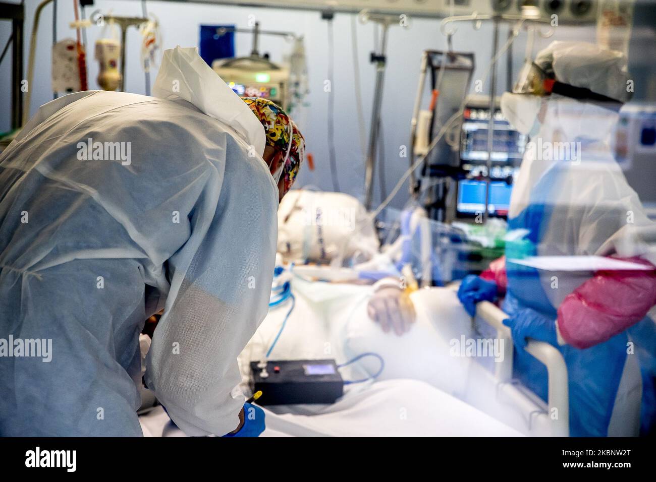 Medici e infermieri si prendono cura dei pazienti nell'unità di terapia intensiva dell'Ospedale del Mar di Barcellona durante la crisi del Coronavirus-Covid-19 a Barcellona, Catalogna, Spagna, il 14 maggio 2020. (Foto di Albert Llop/NurPhoto) Foto Stock