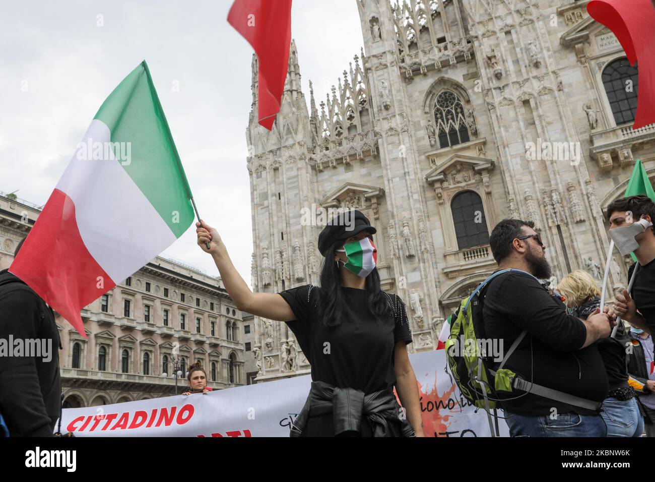 La manifestazione dei tassisti in Piazza Duomo a Milano, Italia, il 16 maggio, 2020 per protestare contro i decreti della Regione Lombardia e del Governo Italiano. I tassisti italiani protestano per le misure economiche che la Regione Lombardia e il Governo italiano hanno messo in atto per la ripartenza dopo l'emergenza coronavirus. Secondo loro, non è stato fornito alcun aiuto economico per garantire la loro attività, compresa la fermata delle tasse. (Foto di Mairo Cinquetti/NurPhoto) Foto Stock