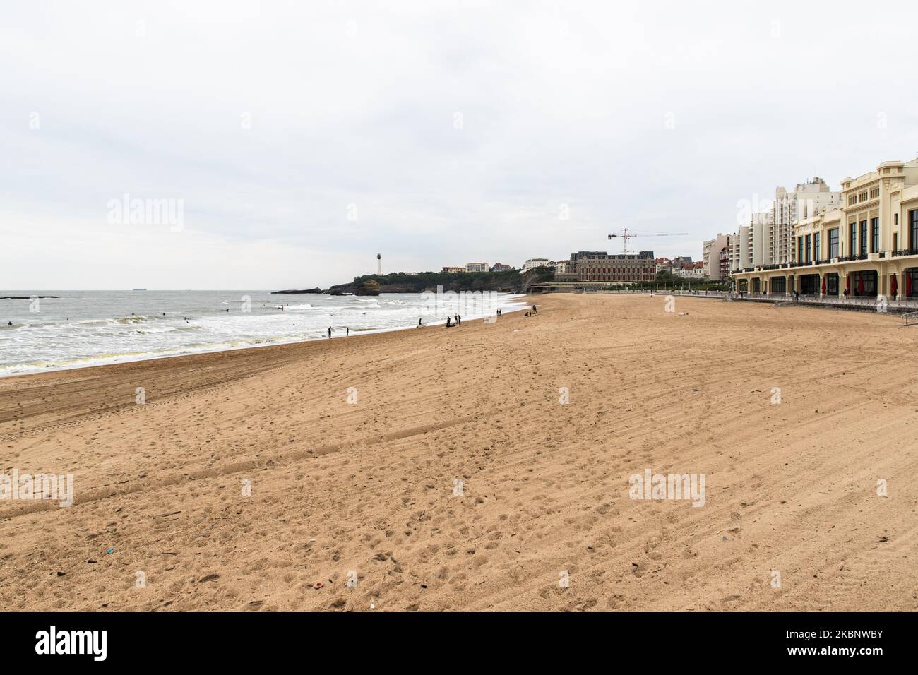 Una vista della spiaggia di Biarritz, Francia, il 16 maggio 2020. Dopo 2 mesi di blocco in Francia causa del coronavirus epidemia coven-19, la spiaggia di Biarritz in paese bask in Francia, si apre finalmente come una spiaggia dinamica, surfisti possono surf, la gente può camminare ma non sedersi, la spiaggia non è coronata da un cielo nuvoloso. Molte persone indossano la maschera mentre camminano vicino alla spiaggia. (Foto di Jerome Gilles/NurPhoto) Foto Stock