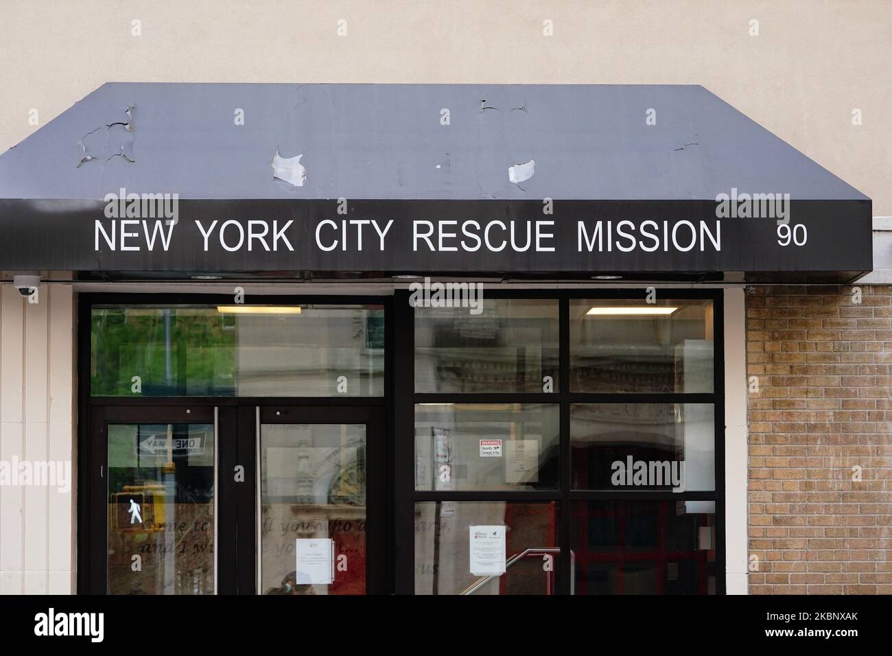 Una visione di una gente che si allinea per registrarsi per il rifugio a New York Rescue Mission durante la pandemia di coronavirus il 16 maggio 2020 a New York City. Il COVID-19 si è diffuso nella maggior parte dei paesi del mondo, mietendo oltre 308.000 vittime e riportando oltre 4,6 milioni di infezioni. (Foto di John Nacion/NurPhoto) Foto Stock