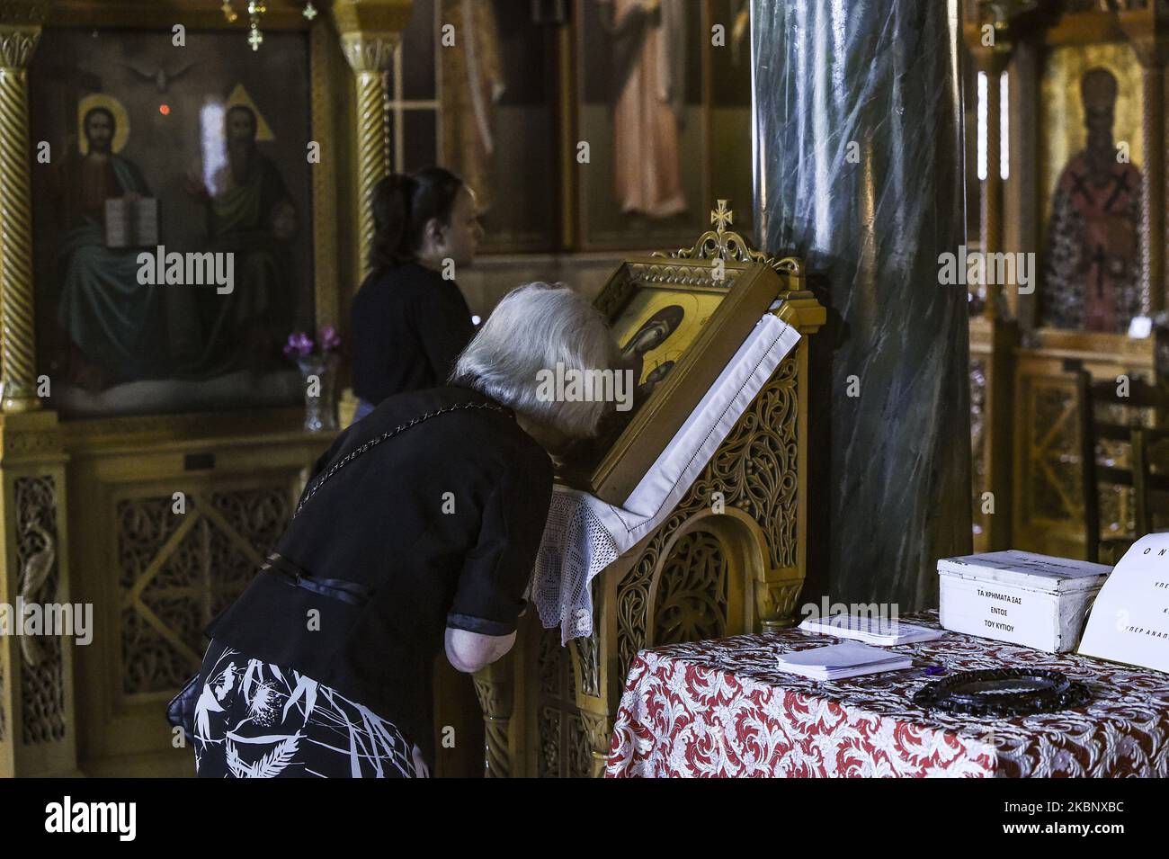 Un adoratore durante la riapertura di luoghi di culto religiosi aperti ai fedeli secondo regole specifiche ad Atene, in Grecia, il 17 maggio 2020. Il numero massimo di persone ammesse nei luoghi di culto sarà determinato dal rapporto di una persona per 10 mq (ad esempio, in un luogo di culto di 300 mq il numero massimo consentito di persone è 30) e devono mantenere una distanza di 1,5 metri tra loro. (Foto di Dimitris Lampropoulos/NurPhoto) Foto Stock