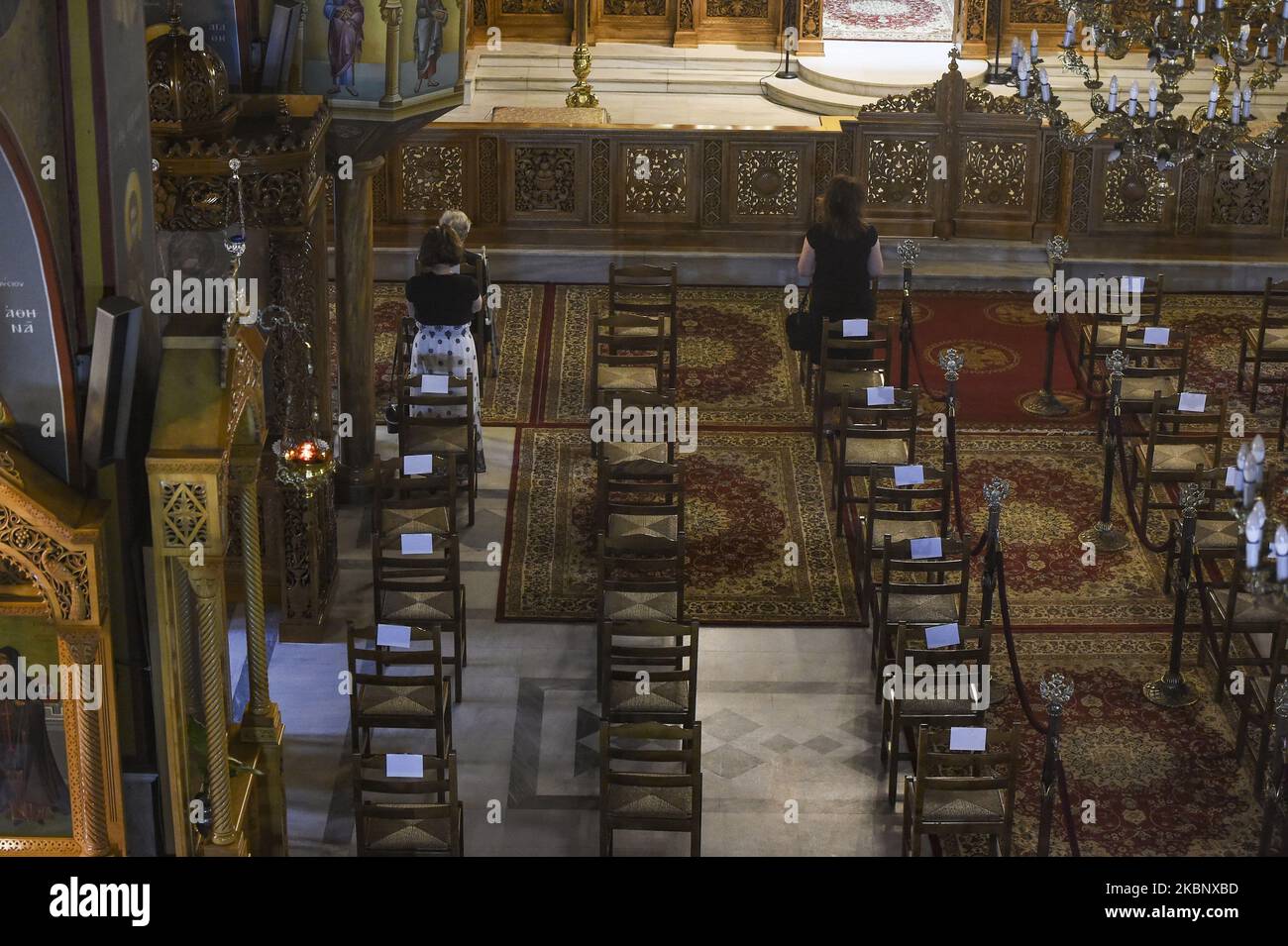 Sedie singole invece di panchine tradizionali sono viste nella chiesa durante la riapertura di luoghi religiosi di culto aperti ai fedeli secondo regole specifiche ad Atene, in Grecia, il 17 maggio 2020. Il numero massimo di persone ammesse nei luoghi di culto sarà determinato dal rapporto di una persona per 10 mq (ad esempio, in un luogo di culto di 300 mq il numero massimo consentito di persone è 30) e devono mantenere una distanza di 1,5 metri tra loro. (Foto di Dimitris Lampropoulos/NurPhoto) Foto Stock