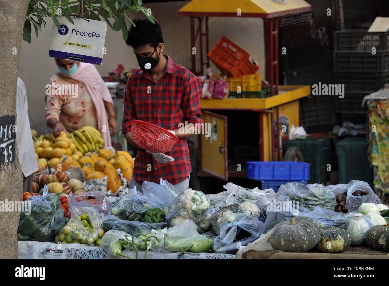 Un ragazzo acquista verdura a Gurugram, alla periferia di Nuova Delhi, India, il 17 maggio 2020 (Foto di Nasir Kachroo/NurPhoto) Foto Stock