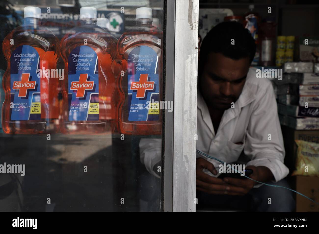 Le bottiglie di liquido antisettico di Savlon sono viste in un deposito medico a Gurugram nella periferia di Nuova Delhi, India il 17 maggio 2020 (Foto di Nasir Kachroo/NurPhoto) Foto Stock