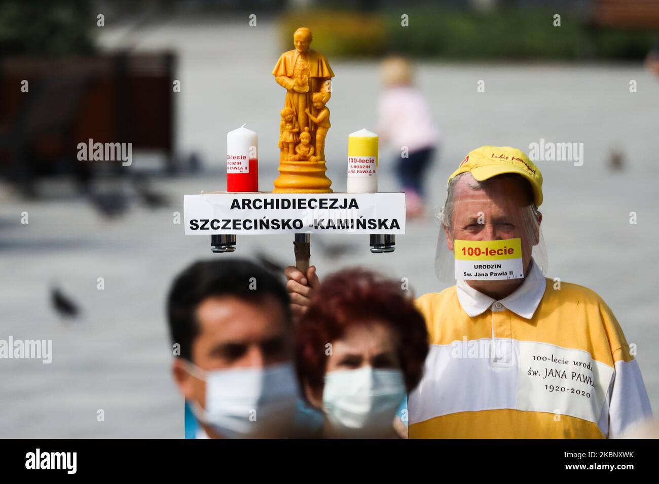 Si celebra il 100th° anniversario della nascita di Papa Giovanni Paolo II davanti alla Basilica della Presentazione della Beata Vergine Maria durante la pandemia di coronavirus. Wadowice, Polonia il 17 maggio 2020. Wadowice, una piccola città vicino a Cracovia, è il luogo di nascita di Karol Wojtyla, il futuro Papa Giovanni Paolo II (Foto di Beata Zawrzel/NurPhoto) Foto Stock