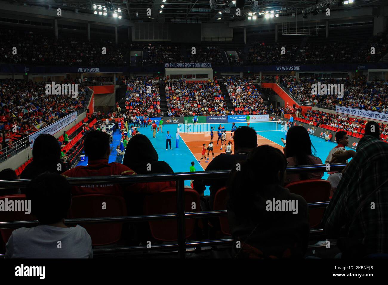 In questa foto scattata il 07 dicembre 2019, una vista generale durante la partita di medaglia di bronzo dei Giochi del Sud-Est Asiatico del 30th per la pallavolo al coperto tra le squadre Indonesia e Filippine alla PhilSports Arena a Pasig City, a est di Manila, Filippine. Presentata per ottobre 3-9 dopo essere stata rimandata due volte a causa di preoccupazioni logistiche, l'ASEAN Para Sports Federation (APSF) ha annunciato ufficialmente la cancellazione dei Giochi ASEAN Para 2020 alla luce della decisione della Commissione sportiva filippina di annullare tutti gli eventi sportivi nelle Filippine a causa della pandemia del nuovo coronavirus. (Foto di Richard James Men Foto Stock