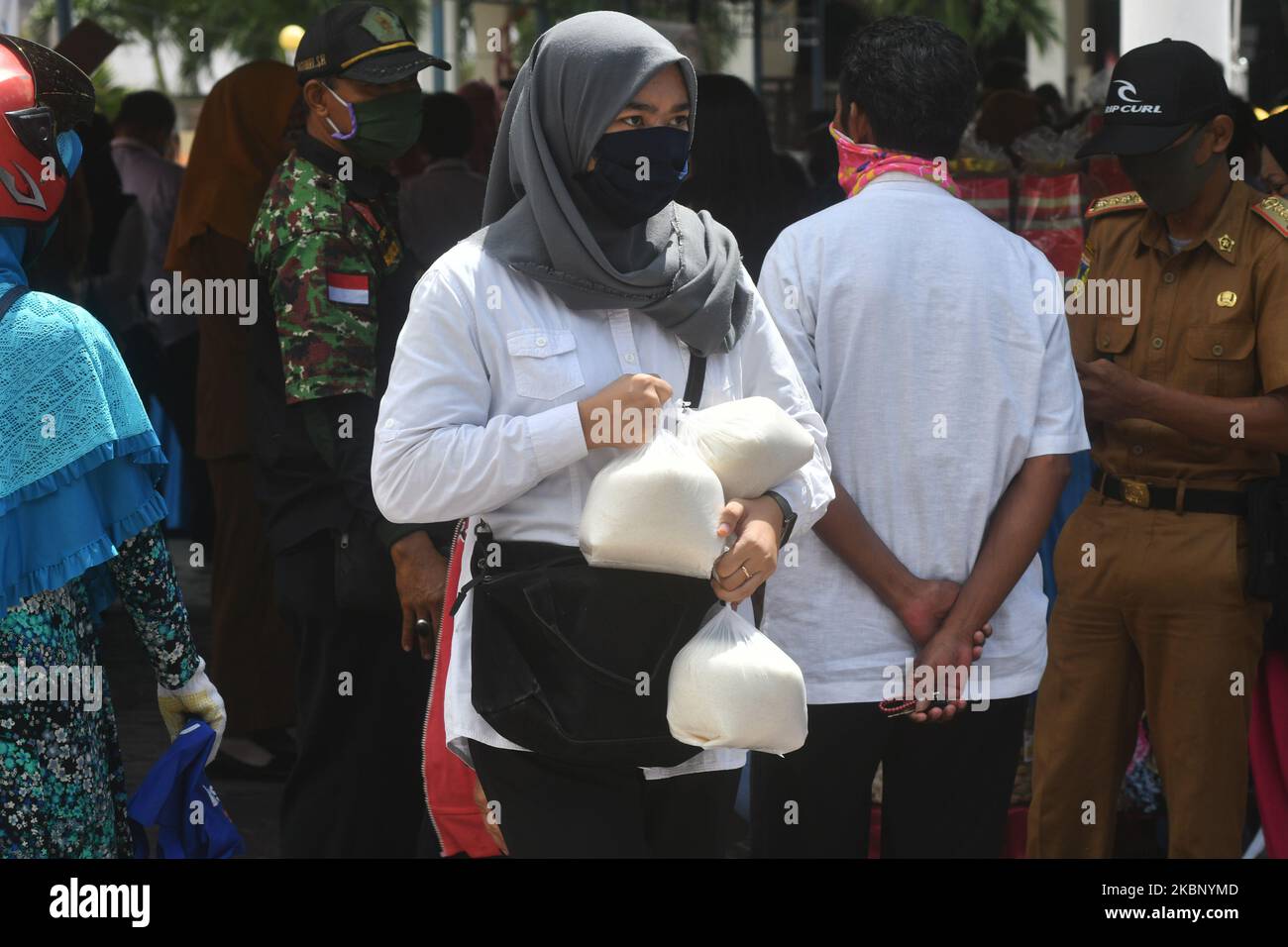 I residenti acquistano prodotti alimentari che vengono venduti all'apertura di un mercato a buon mercato a Palu, nella Provincia Centrale di Sulawesi, Indonesia, il 18 maggio 2020. Il mercato è detenuto dal governo locale ogni anno poco prima di Lebaran e la vendita di ingredienti alimentari a prezzi bassi è imballato con residenti anche se il virus corona è pandemico (COVID-19). (Foto di Mohamad Hamzah/NurPhoto) Foto Stock