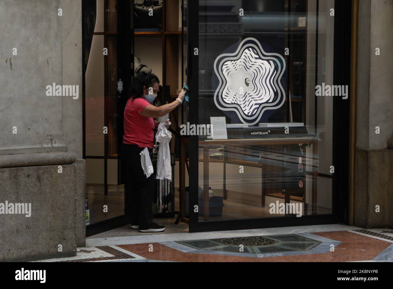 Le tavole del ristorante la Rinascente sono sistemate secondo le nuove regole di distanzaal giorno in cui i negozi iniziano a riaprirsi quando l'Italia entra in una nuova fase del blocco il 18 maggio 2020 a Milano. L'Italia è stata il primo paese ad imporre un blocco a livello nazionale per bloccare la trasmissione del Coronavirus (Covid-19), e i suoi ristoranti, teatri e molte altre attività rimangono chiusi. (Foto di Mairo Cinquetti/NurPhoto) Foto Stock