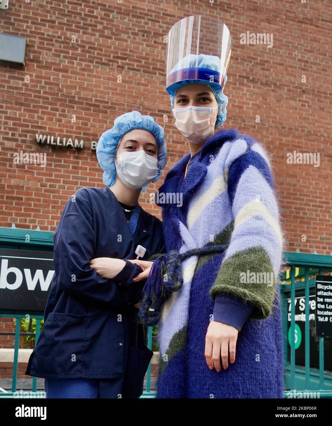 Gli operatori sanitari si pongono all'esterno del Lenox Hill Hospital mentre le persone applaudono per mostrare la loro gratitudine al personale medico e agli operatori essenziali in prima linea nella pandemia del coronavirus il 16 maggio 2020, a New York City. (Foto di Selcuk Acar/NurPhoto) Foto Stock