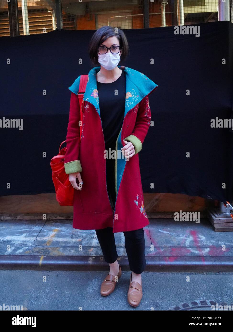 Jessie ODonohue, un'infermiera registrata, si pone all'esterno della collina di Lenox mentre la gente applaude per mostrare la loro gratitudine al personale medico e ai lavoratori essenziali il 16 maggio 2020, a New York City. (Foto di Selcuk Acar/NurPhoto) Foto Stock