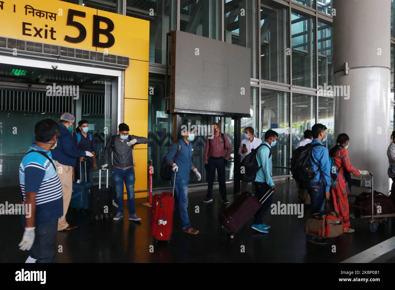 Check-out dei passeggeri il Netaji Subhash Chandra Bose International Airport dopo aver portato dal Bangladesh in un volo speciale sotto la missione Vande Bharat durante un blocco a livello nazionale imposto come misura preventiva contro il coronavirus COVID-19 a Kolkata il 18,2020 maggio in India. Il volo ha trasportato 169 persone, di cui 16 bisognose di cure mediche di emergenza e una donna incinta . (Foto di Debajyoti Chakraborty/NurPhoto) Foto Stock