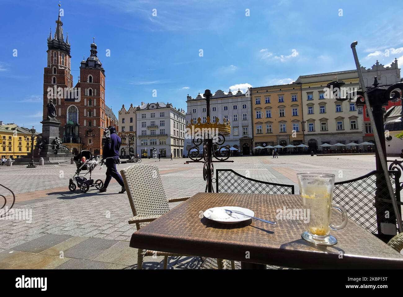 Le persone si godono sedersi in un ristorante giardino presso la piazza principale dopo la terza fase di sbloccare l'economia e allentare le restrizioni è entrato in vigore. Cracovia, Polonia il 18th maggio 2020. (Foto di Beata Zawrzel/NurPhoto) Foto Stock