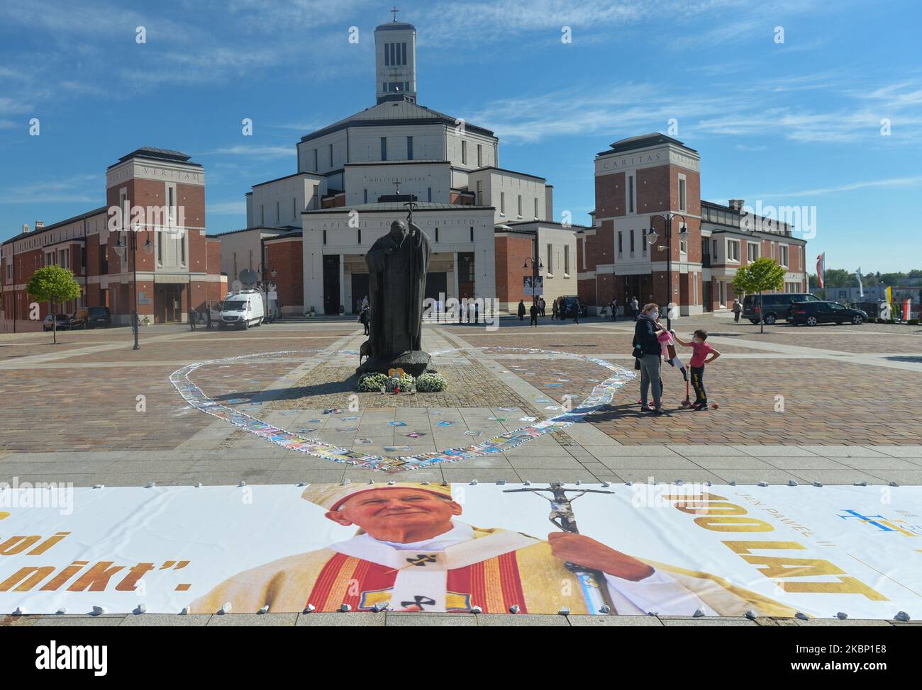 Una vista generale del Centro Giovanni Paolo II a Cracovia-Lagiewniki. Il presidente polacco Andrzej Duda, il polacco PM Mateusz Mazowiecki, i membri del governo polacco, Jaroslaw Kaczynski, il presidente della parte politica di diritto e giustizia, i politici locali e invitati hanno partecipato ad una speciale messa dedicata a Papa Giovanni Paolo II, il 100th° anniversario della sua nascita, tutti a porte chiuse. Lunedì 18 maggio 2020, presso il Centro Giovanni Paolo II, Cracovia, Polonia. (Foto di Artur Widak/NurPhoto) Foto Stock