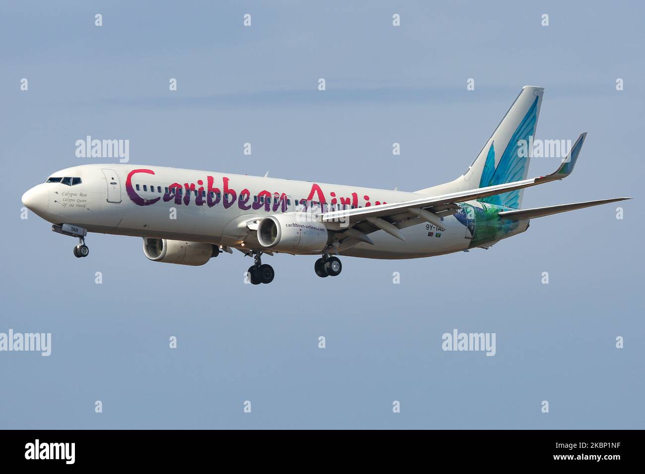 Caribbean Airlines Boeing 737-800 come visto all'atterraggio finale di avvicinamento a New York JFK John F Kennedy International Airport a NY, USA. L'aereo B737 ha la registrazione 9Y-TAB e dipingere sulla coda di un colibrì. Caribbean Airlines Limited BW BWA è la compagnia aerea statale di Trinidad e Tobago, con sede a Iere House a Piarco, che opera voli per i Caraibi, il Nord America e il Sud America. Febbraio 13, 2020 (Foto di Nicolas Economou/NurPhoto) Foto Stock