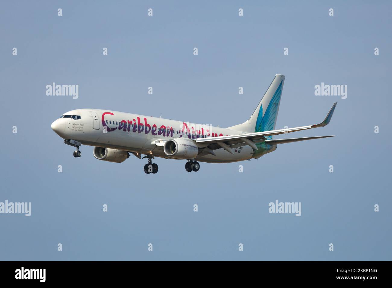 Caribbean Airlines Boeing 737-800 come visto all'atterraggio finale di avvicinamento a New York JFK John F Kennedy International Airport a NY, USA. L'aereo B737 ha la registrazione 9Y-TAB e dipingere sulla coda di un colibrì. Caribbean Airlines Limited BW BWA è la compagnia aerea statale di Trinidad e Tobago, con sede a Iere House a Piarco, che opera voli per i Caraibi, il Nord America e il Sud America. Febbraio 13, 2020 (Foto di Nicolas Economou/NurPhoto) Foto Stock