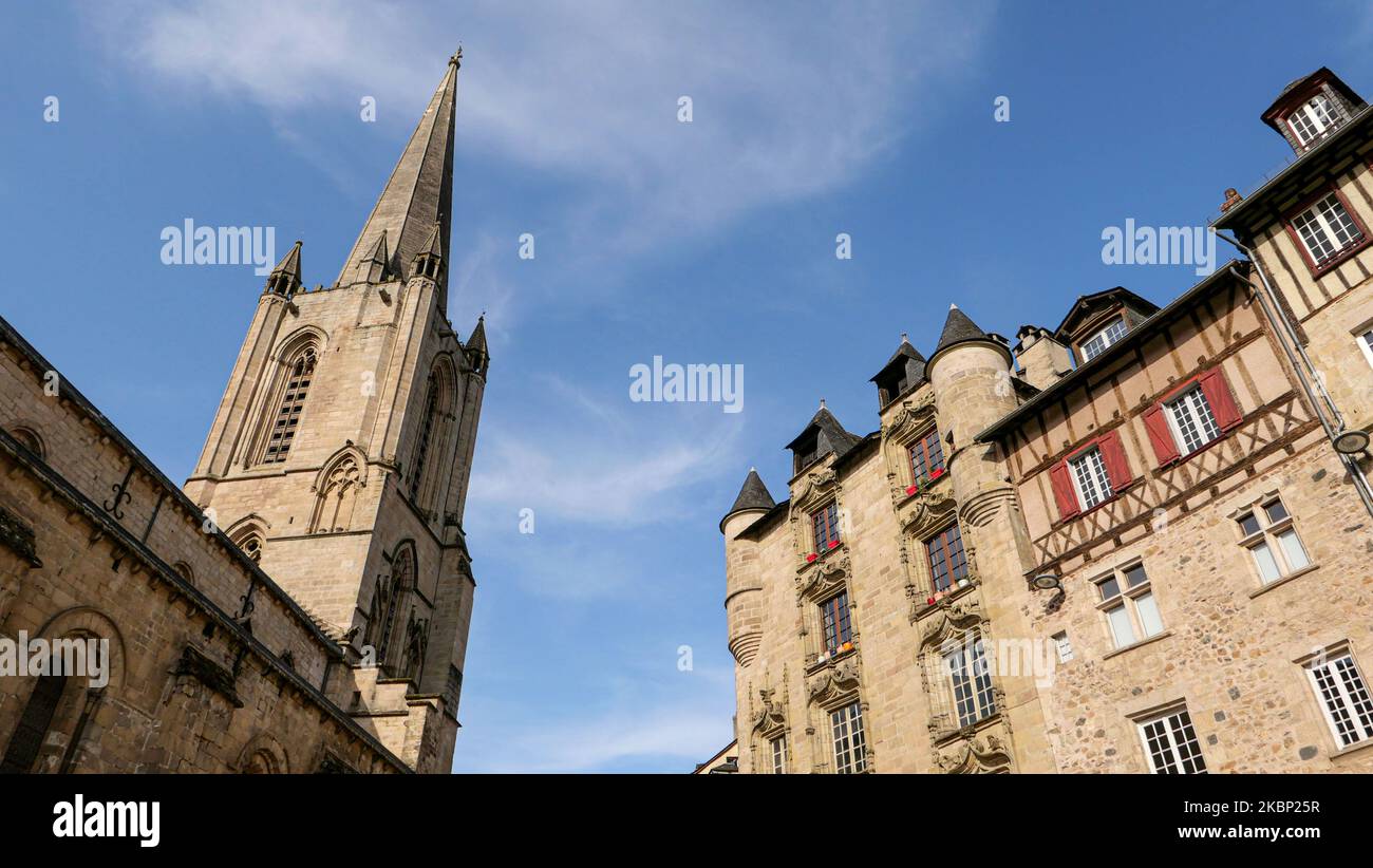 Tulle, Francia centro-meridionale: Vista del campanile della Cattedrale di Notre Dame e “la Maison de Loyac”, entrambi monumenti storici elencati, in centro sulla “p Foto Stock