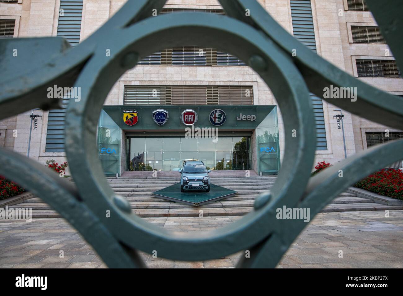 I loghi delle aziende automobilistiche (L-R) Abarth, Lancia, Fiat, Alfa Romeo e Jeep sono raffigurati all'ingresso della Fiat Chrysler Automobiles (FCA) presso lo stabilimento Fiat Mirafiori di Torino il 19th maggio 2020. La richiesta di prestito italiana della FCA nell'ambito di oltre 400 miliardi di euro l'Italia mette a disposizione delle imprese colpite dalla pandemia, solleva critiche all'interno della coalizione italiana al governo. Il motivo è un possibile pagamento di un grande dividendo agli investitori della FCA in un momento in cui la crisi del coronavirus ha lasciato i produttori affamati di liquidità. (Foto di Mauro Ujetto/NurPhoto) Foto Stock