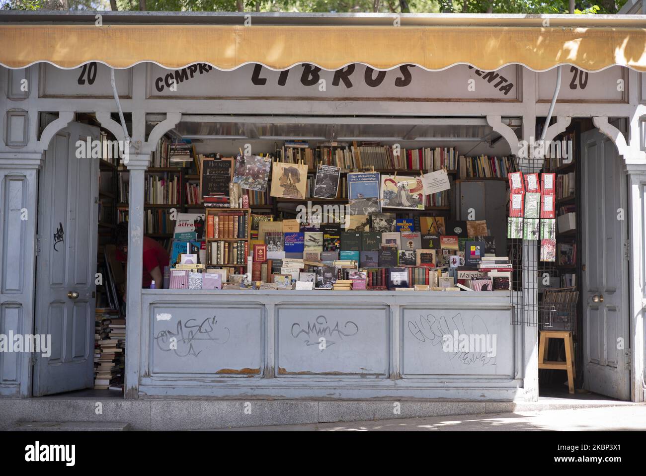 I librai della fiera del libro la Cuesta de Moyano riaprirono le loro bancarelle dopo il covid-19, nella fase 0,5 della de-escalation del 21 maggio 2020 a Madrid, Spagna. Il governo ha permesso la riapertura di negozi e aziende fino a 400 metri quadrati di dimensioni nel processo di normalizzazione graduale dopo la riduzione delle restrizioni COVID-19. Alcune parti della Spagna sono entrate nella cosiddetta 'fase uno' o 'fase due' transizioni dal suo blocco coronavirus (Foto di Oscar Gonzalez/NurPhoto) Foto Stock