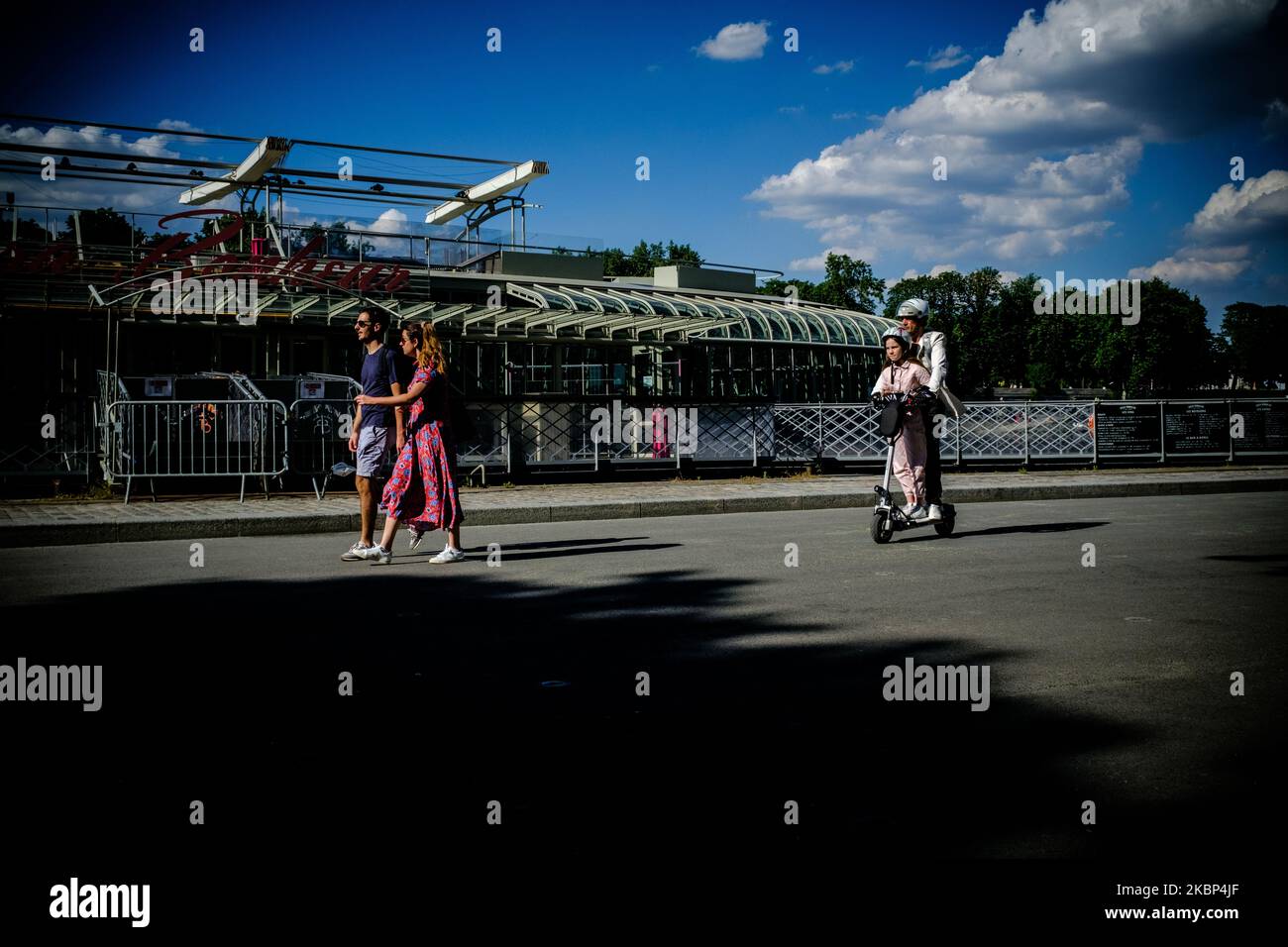 Il 21 maggio 2020, l'undicesimo giorno dalla fine del blocco in Francia, a Parigi molte persone sono tornate per strada per godere della libertà e del calore del sole. Approfittano dell'opportunità di passeggiare lungo le rive della Senna e di incontrare gli amici. (Foto di Samuel Boivin/NurPhoto) Foto Stock