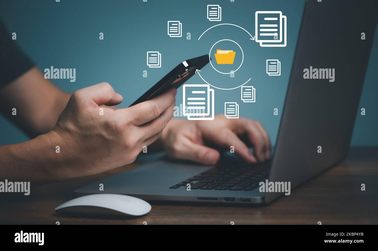 Tecnologia di trasferimento file. Utente che utilizza la connessione del telefono cellulare tra smartphone e computer per trasferire documenti e immagini. Foto Stock