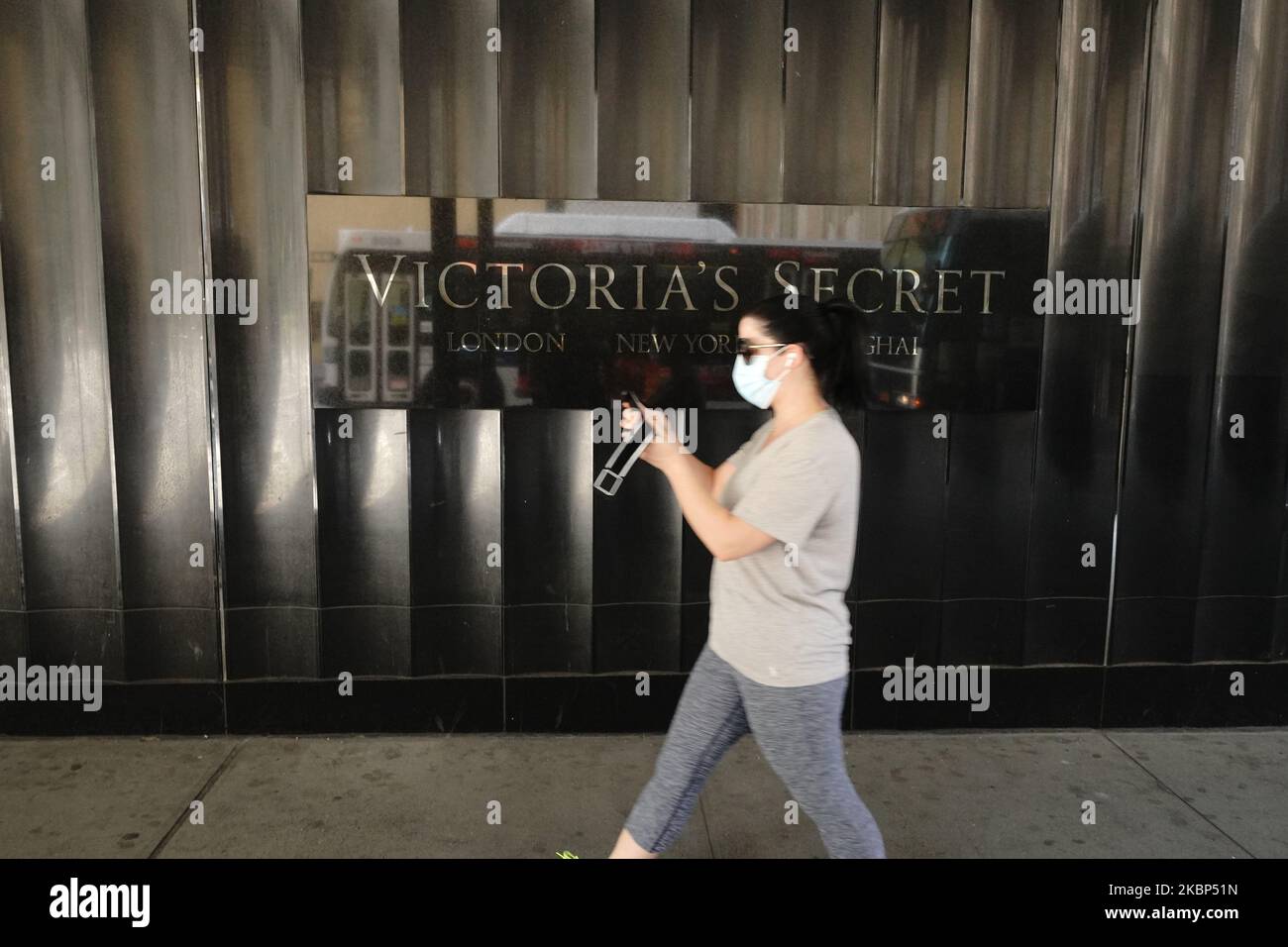 Una vista del Secret Store di Victoria durante la pandemia di coronavirus il 20 maggio 2020 in 5th Ave., New York City. Il COVID-19 si è diffuso nella maggior parte dei paesi del mondo, mietendo oltre 316.000 vittime e riportando oltre 4,8 milioni di infezioni. Victoria's Secret chiude circa 250 negozi negli Stati Uniti e in Canada. (Foto di John Nacion/NurPhoto) Foto Stock